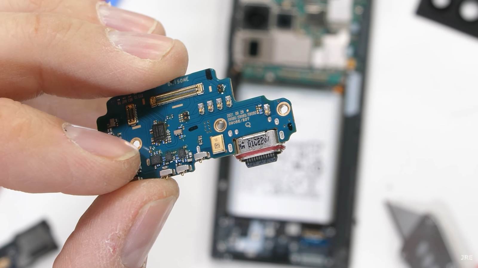  S22 Ultra rastavljanje (7).png - SmartLife / YouTube / JerryRigEverything / Printscreen 