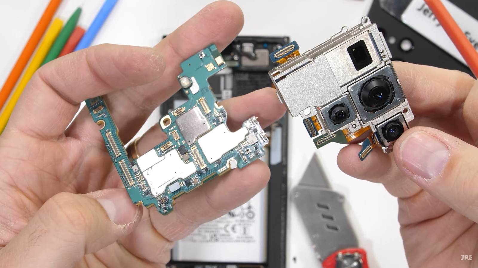  S22 Ultra rastavljanje (11).png - SmartLife / YouTube / JerryRigEverything / Printscreen 