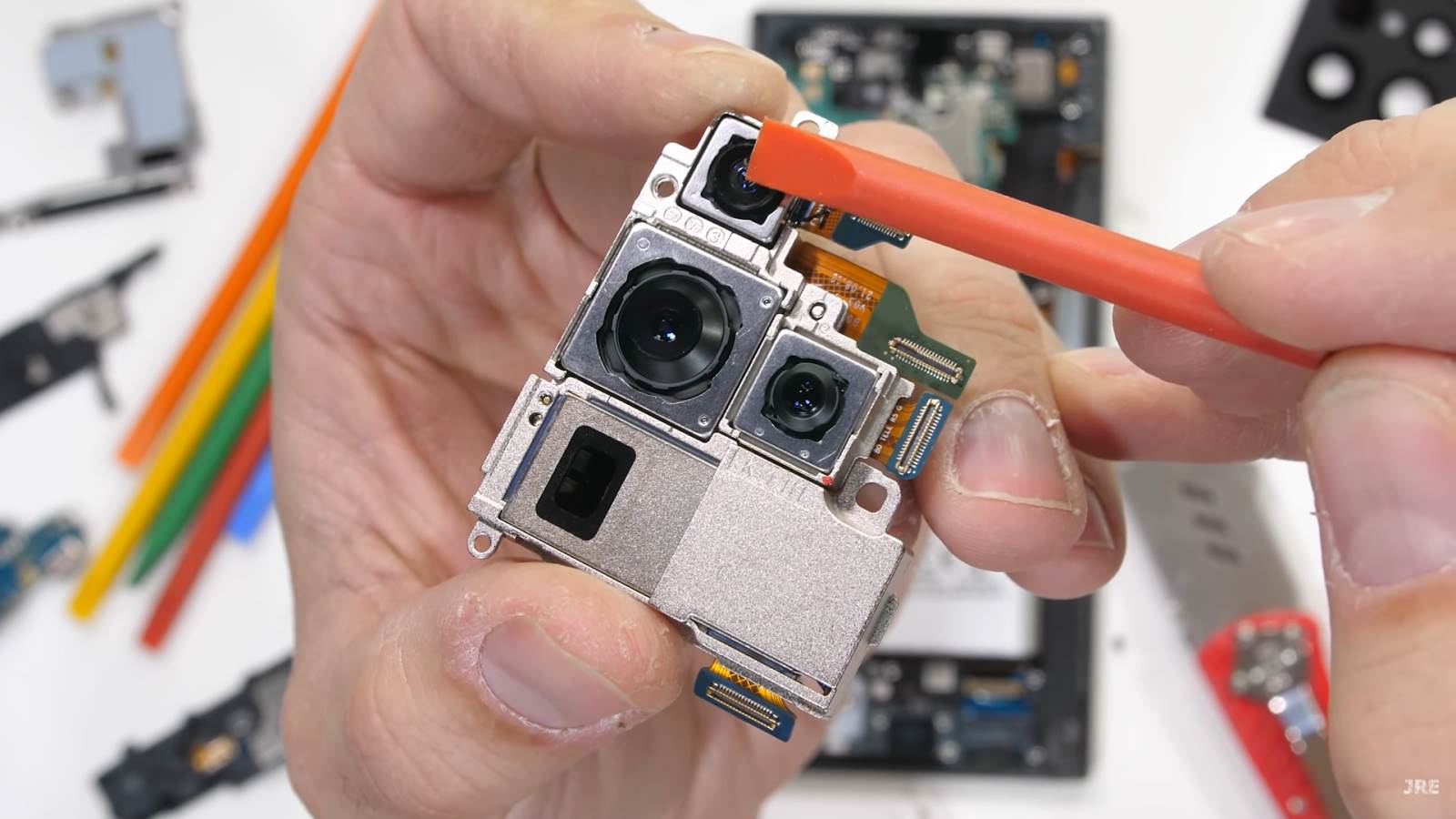 S22 Ultra rastavljanje (12).png - SmartLife / YouTube / JerryRigEverything / Printscreen   S22 Ultra rastavljanje (12).png - SmartLife / YouTube / JerryRigEverything / Printscreen