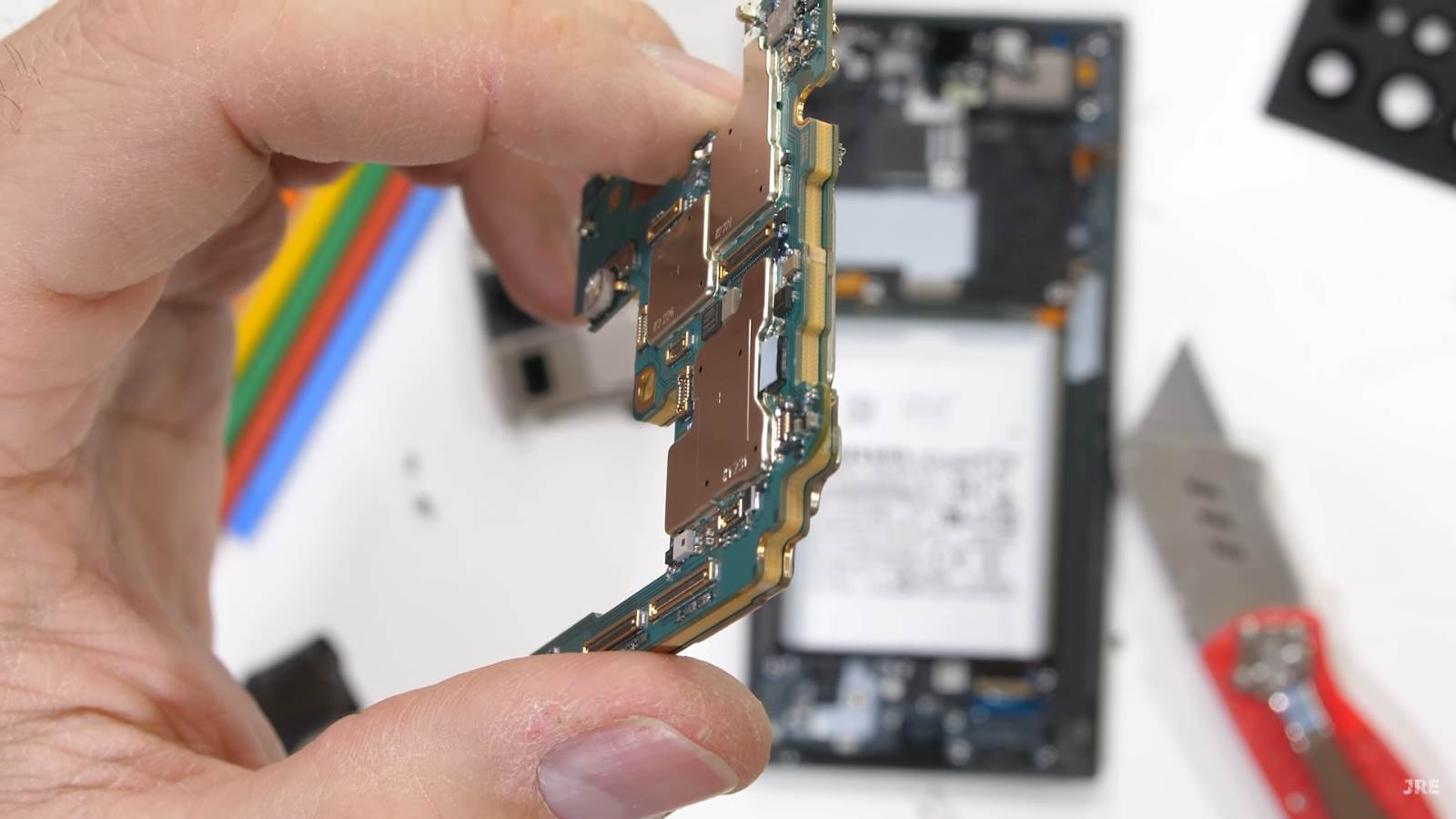 S22 Ultra rastavljanje (13).png - SmartLife / YouTube / JerryRigEverything / Printscreen   S22 Ultra rastavljanje (13).png - SmartLife / YouTube / JerryRigEverything / Printscreen