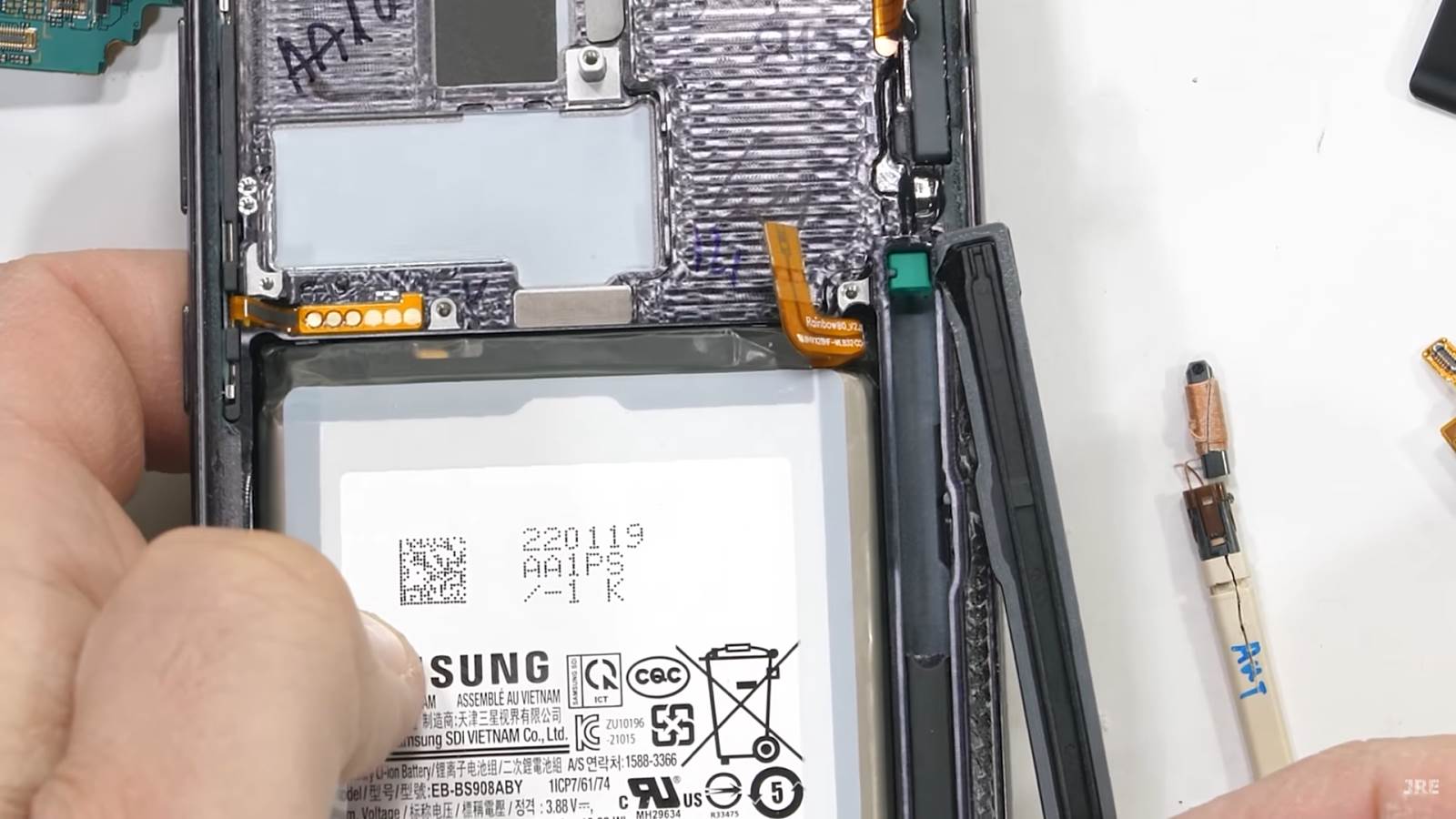 S22 Ultra rastavljanje (16).png - SmartLife / YouTube / JerryRigEverything / Printscreen   S22 Ultra rastavljanje (16).png - SmartLife / YouTube / JerryRigEverything / Printscreen