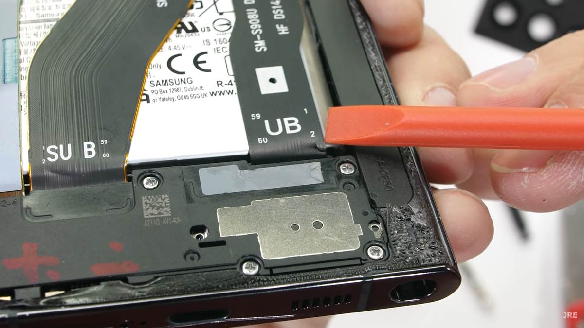 S22 Ultra rastavljanje (21).png - SmartLife / YouTube / JerryRigEverything / Printscreen   S22 Ultra rastavljanje (21).png - SmartLife / YouTube / JerryRigEverything / Printscreen