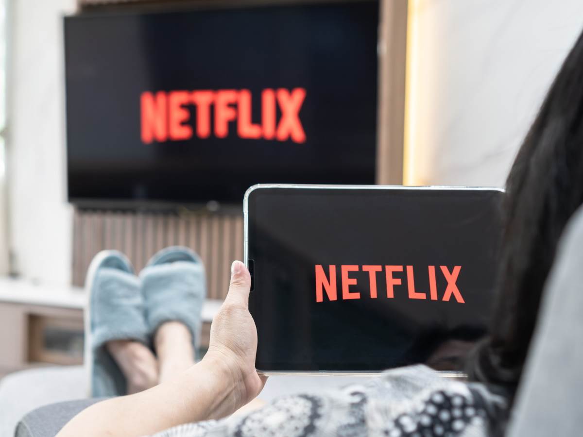 Žena gleda Netflix na tabletu i na TV-u   Žena gleda Netflix na tabletu i na TV-u