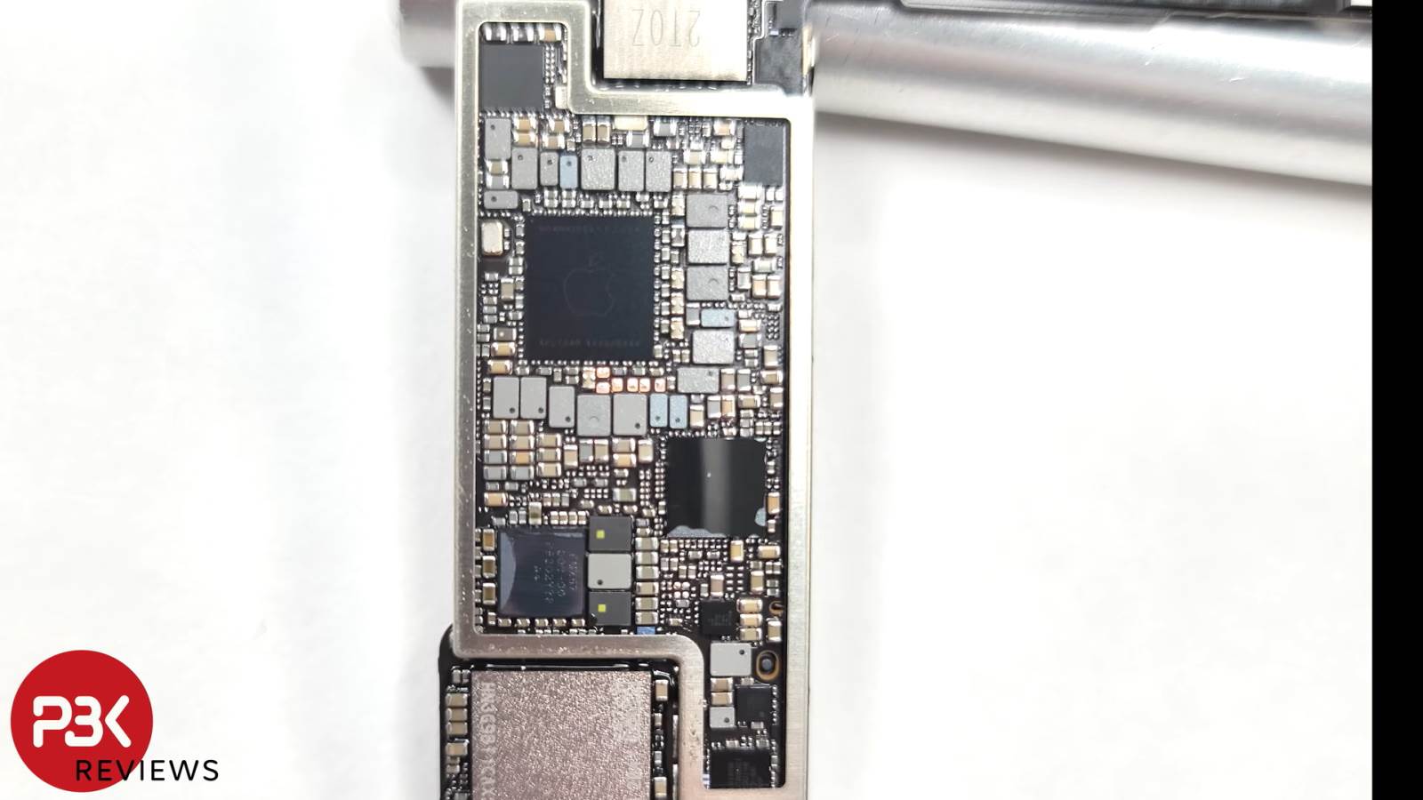  iPhone SE 2022 matična ploča - YouTube/PBKreviews/Screenshot 