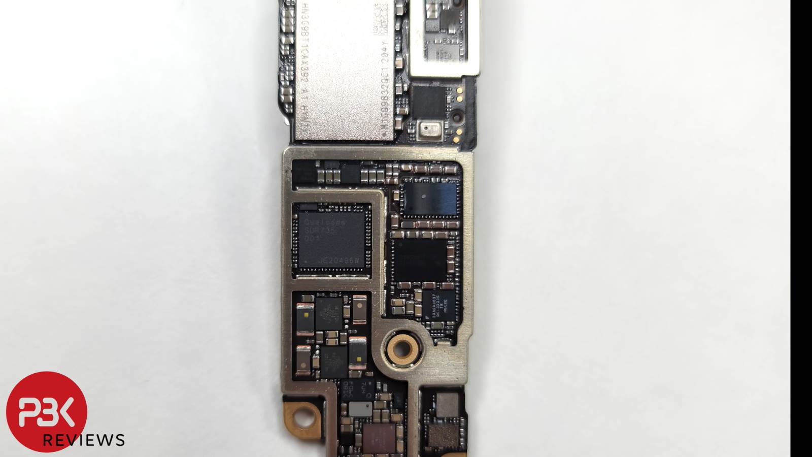 iPhone SE 2022 matična ploča - YouTube/PBKreviews/Screenshot   iPhone SE 2022 matična ploča - YouTube/PBKreviews/Screenshot