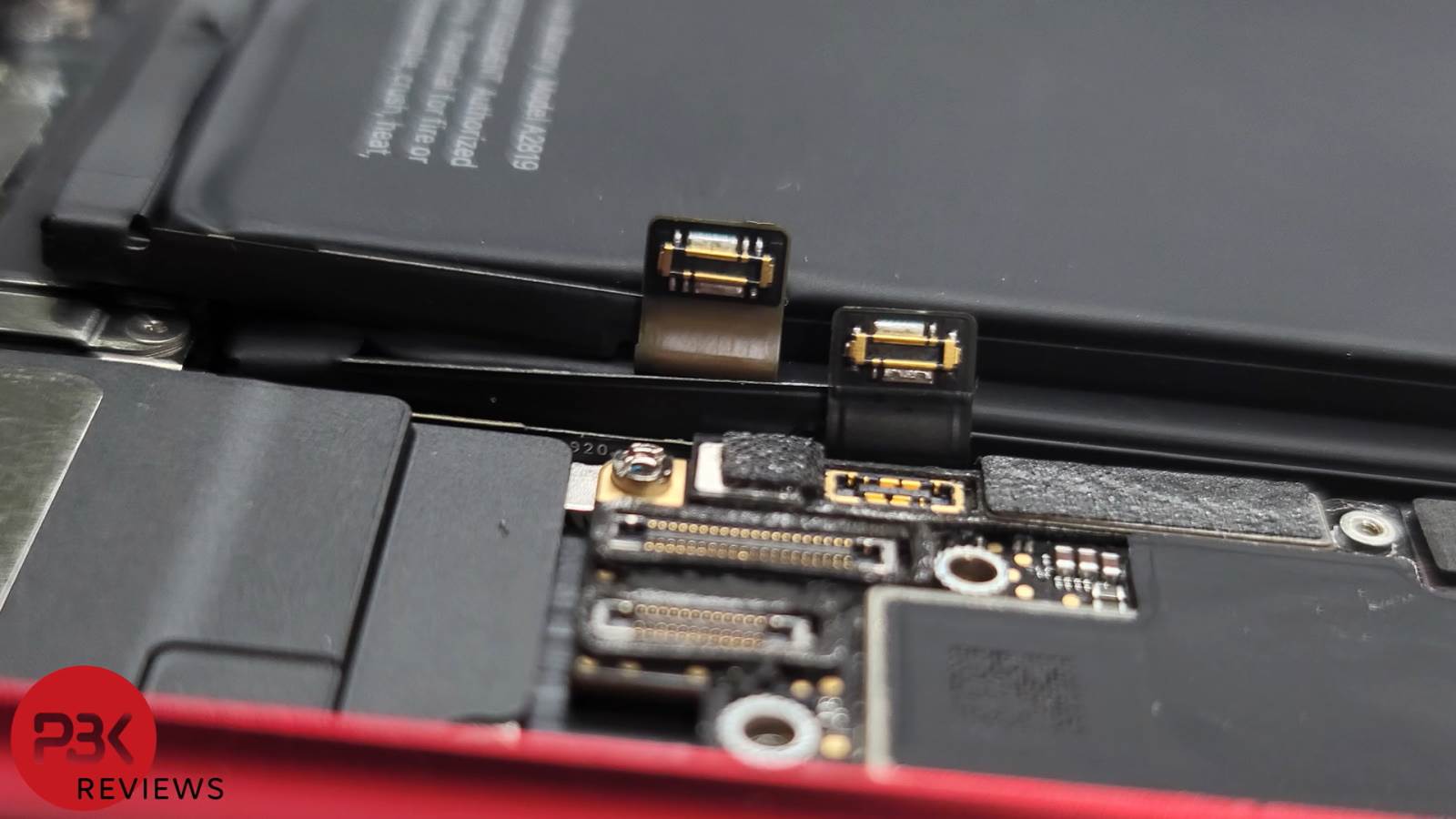  iPhone SE 2020 i 2022 konektori baterije - YouTube/PBKreviews/Screenshot 