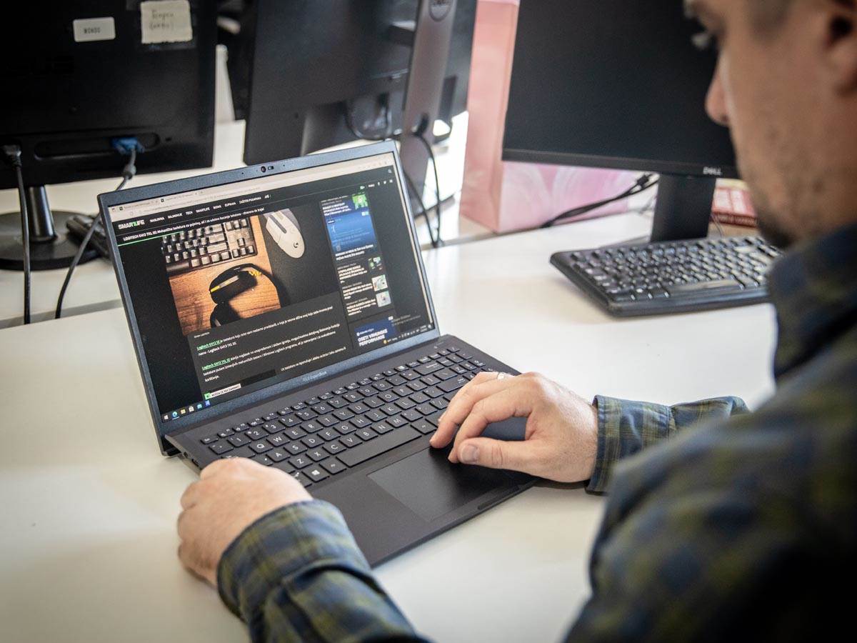 ASUS ExpertBook BA1500 na radnom stolu   ASUS ExpertBook BA1500 na radnom stolu