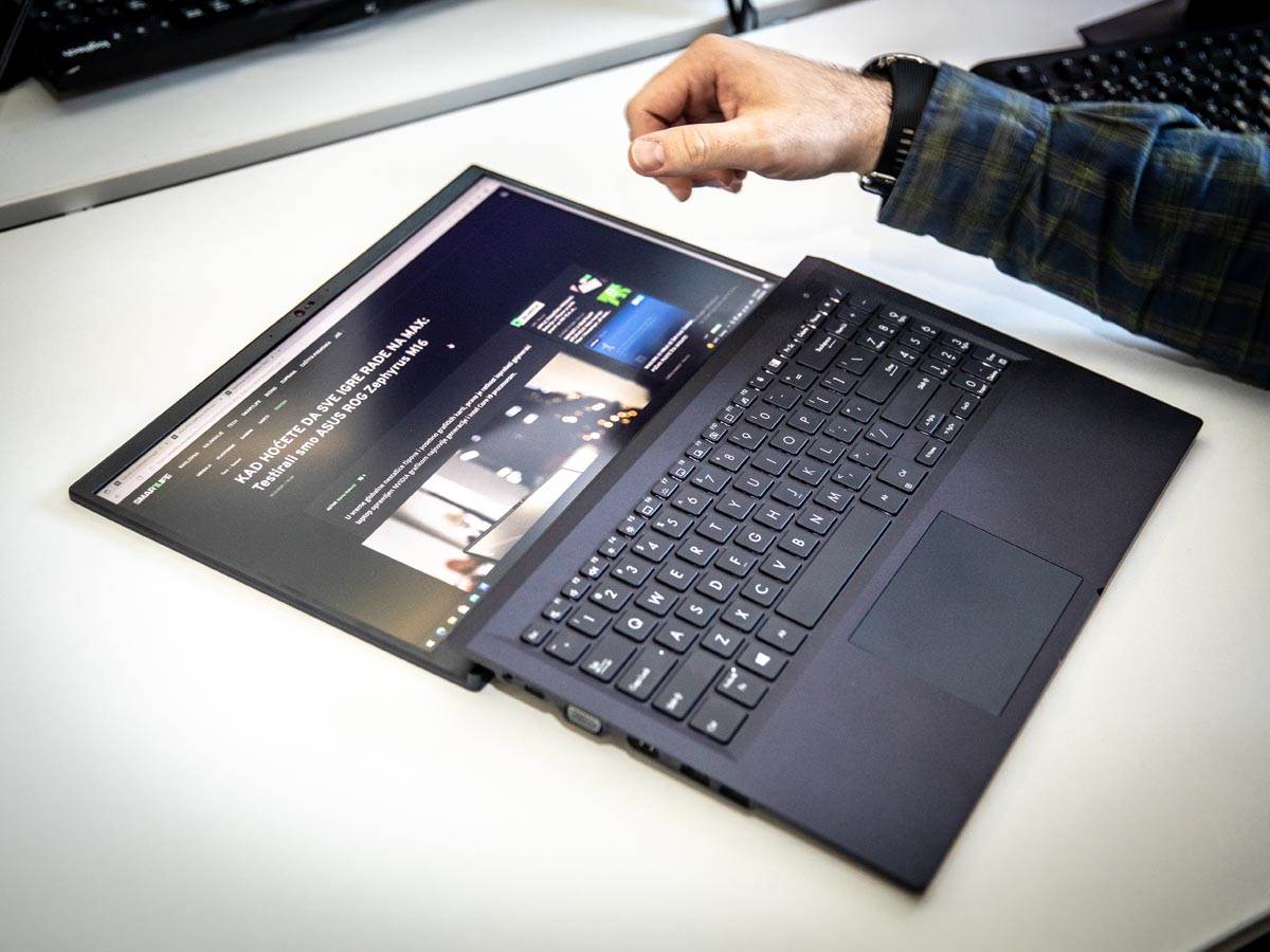  ASUS ExpertBook BA1500 otvaranje 180 stepeni.jpeg - Stefan Stojanović 