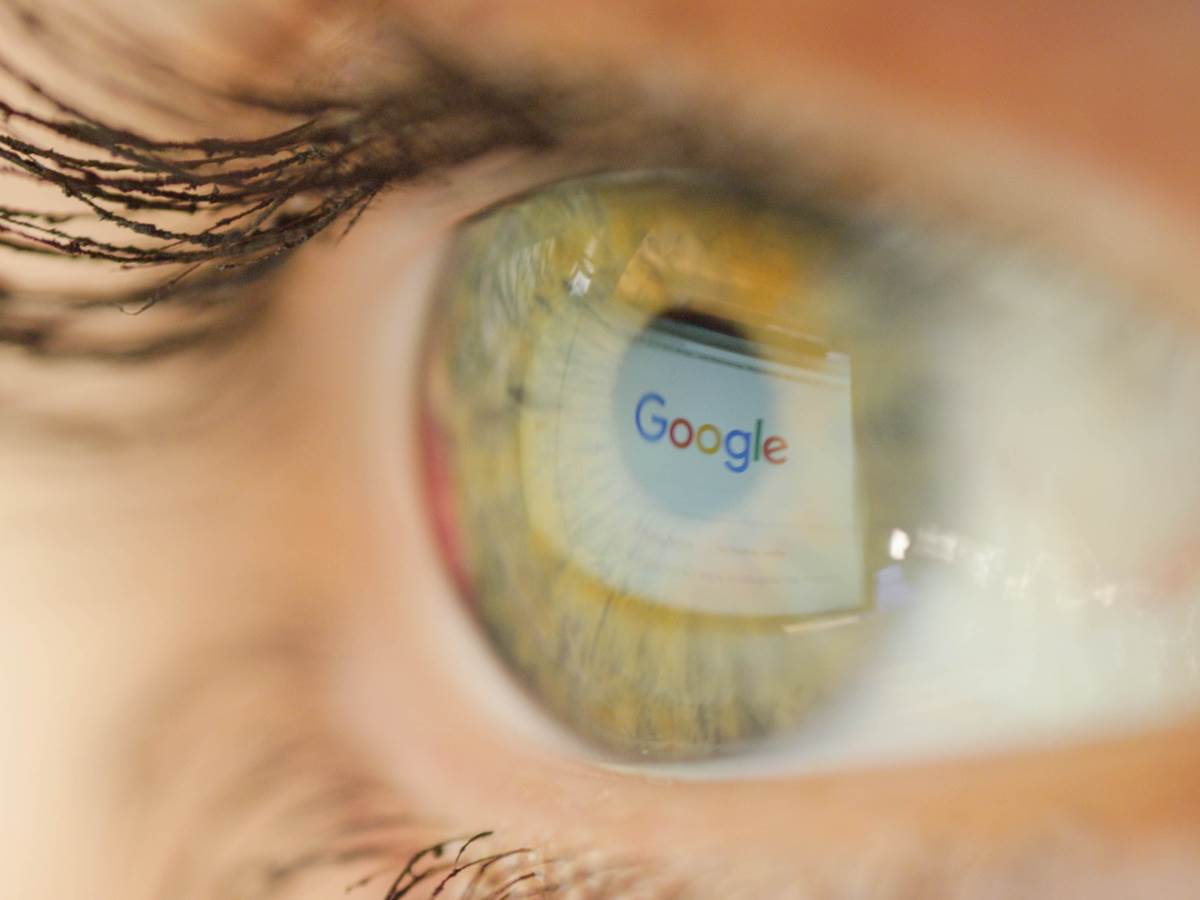 Ekran sa Google pretragom se vidi u oku   Ekran sa Google pretragom se vidi u oku