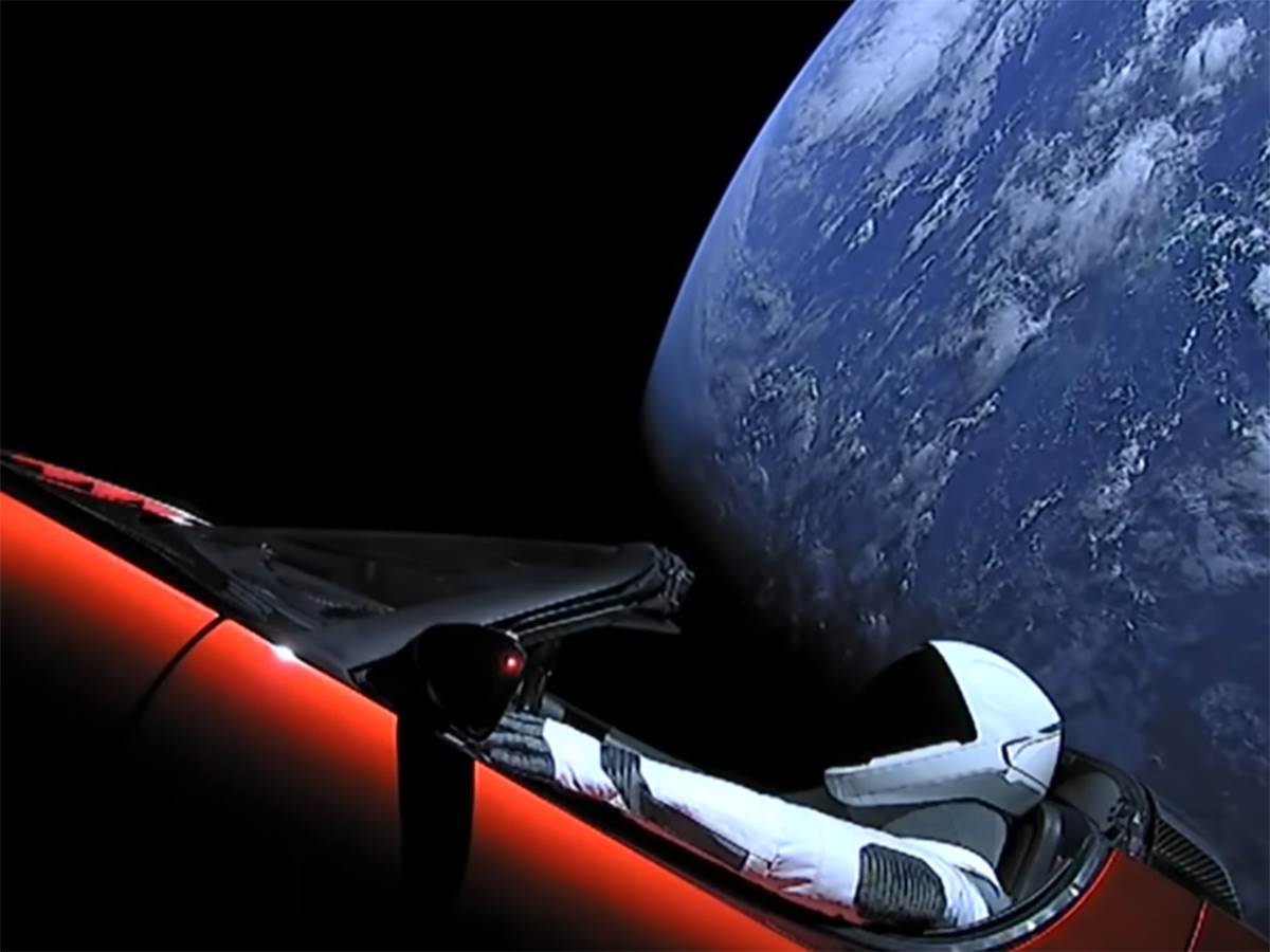  Tesla Roadster u svemiru 