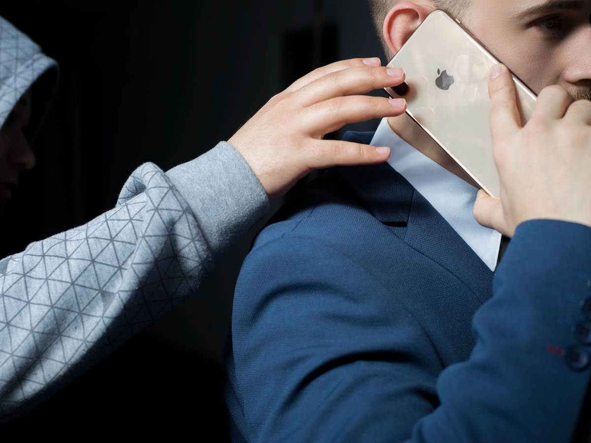 Lopov pokušava da ukrade telfon čoveku koji priča   Lopov pokušava da ukrade telfon čoveku koji priča