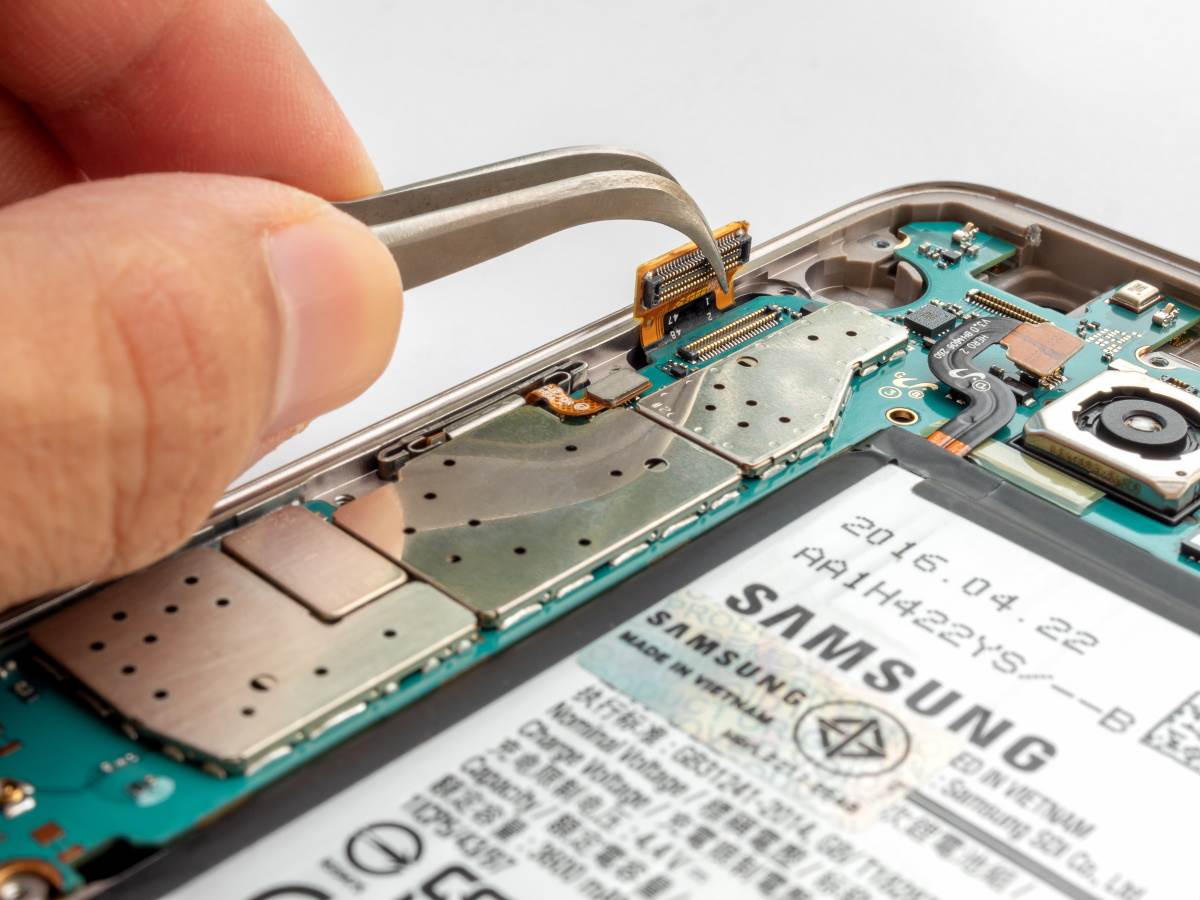  Čovek popravlja otvoreni Samsung telefon 