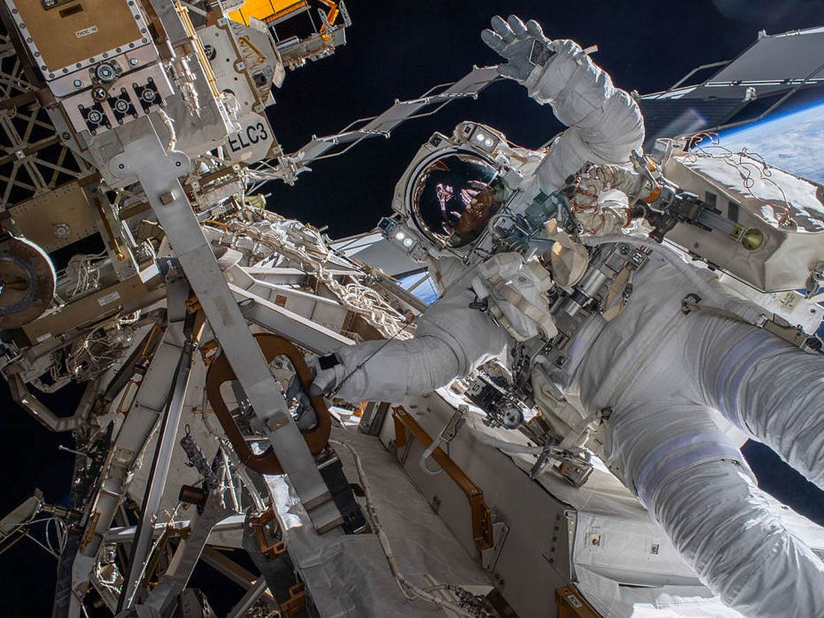 ISS International Space Station 2.jpg   ISS International Space Station 2.jpg