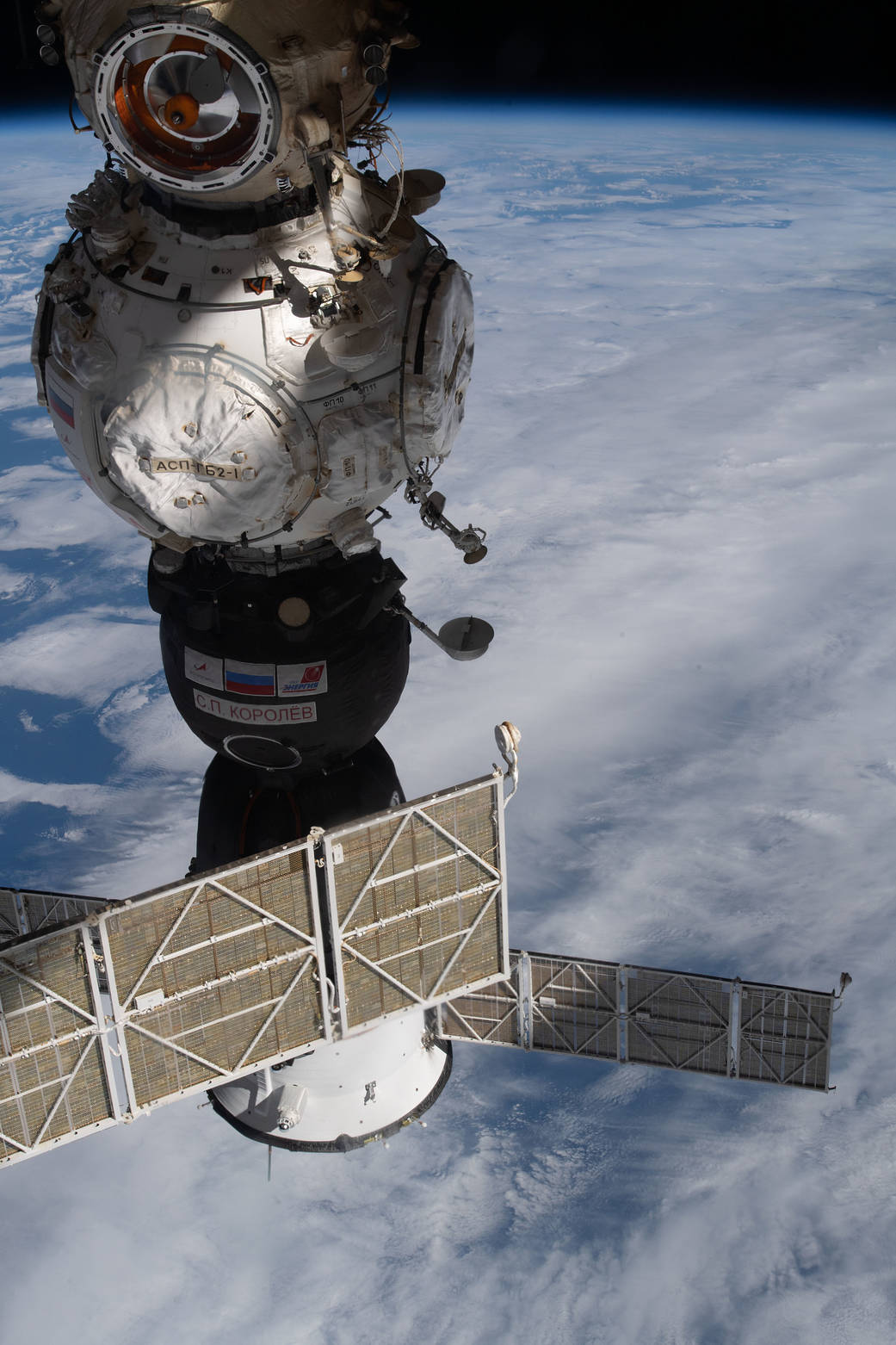 ISS International Space Station 10.jpg - NASA   ISS International Space Station 10.jpg - NASA
