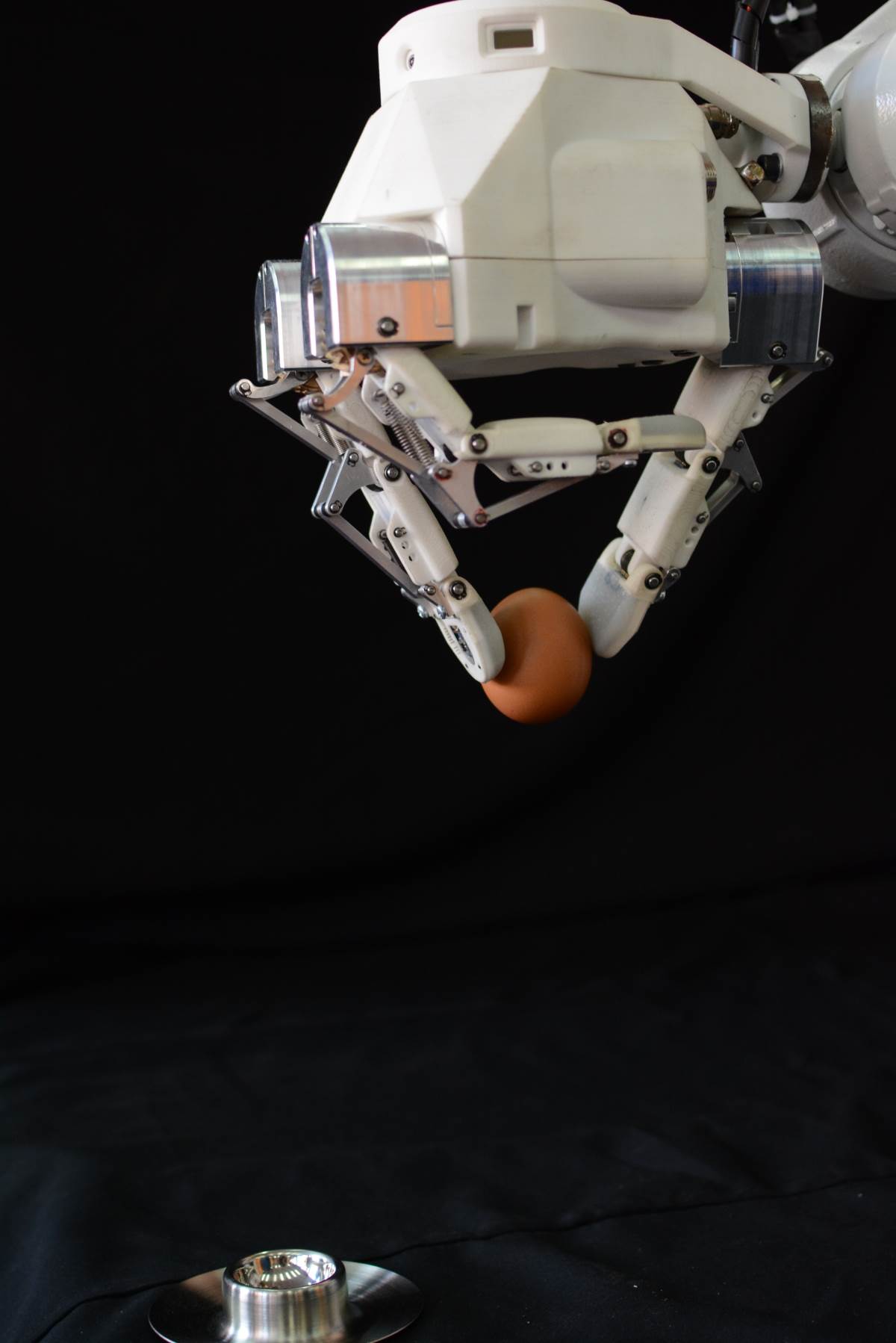  Robotic hand photo 2.JPG - HTEC Group 