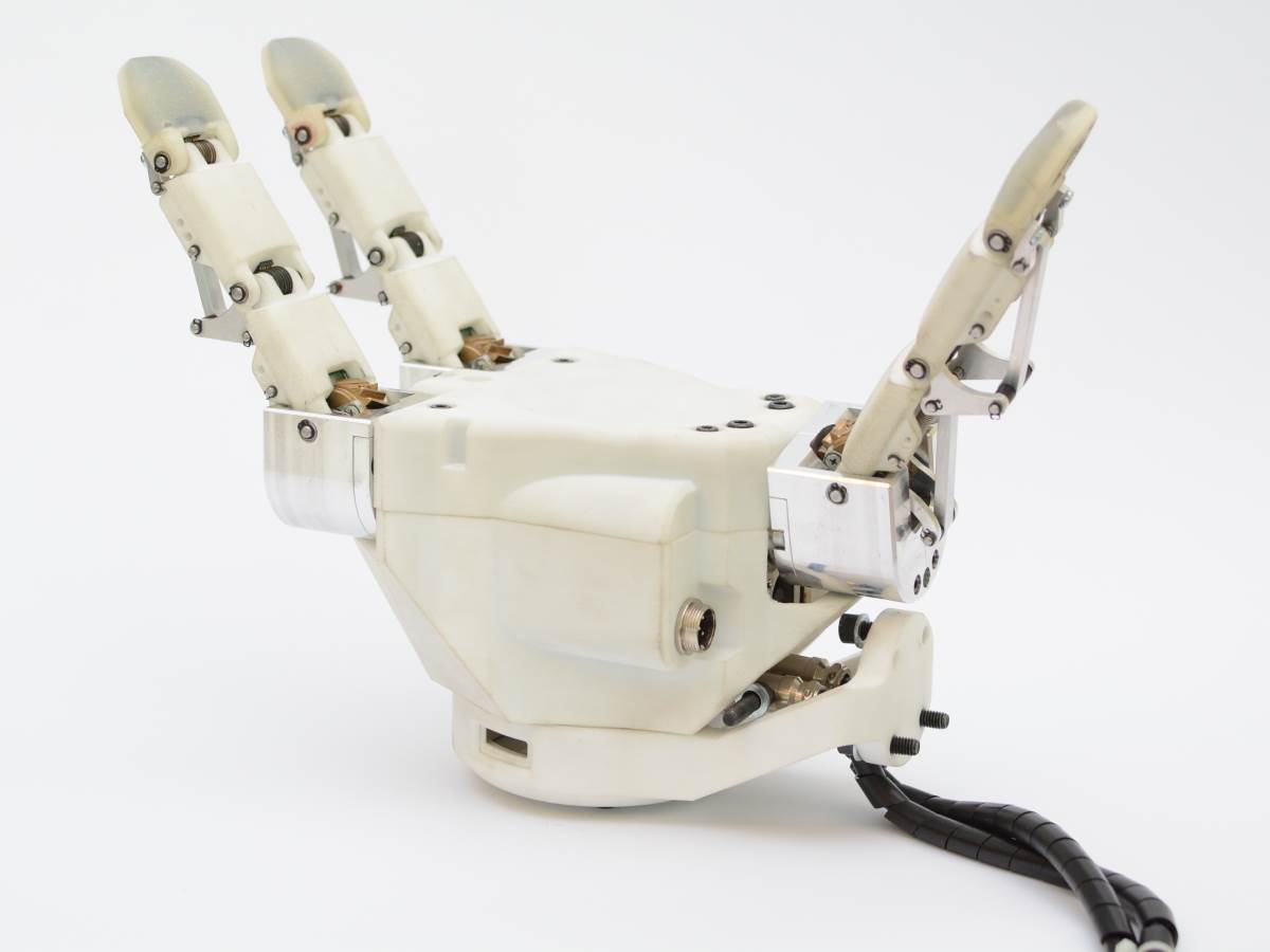  Robotic hand photo 4.jpg - HTEC Group 