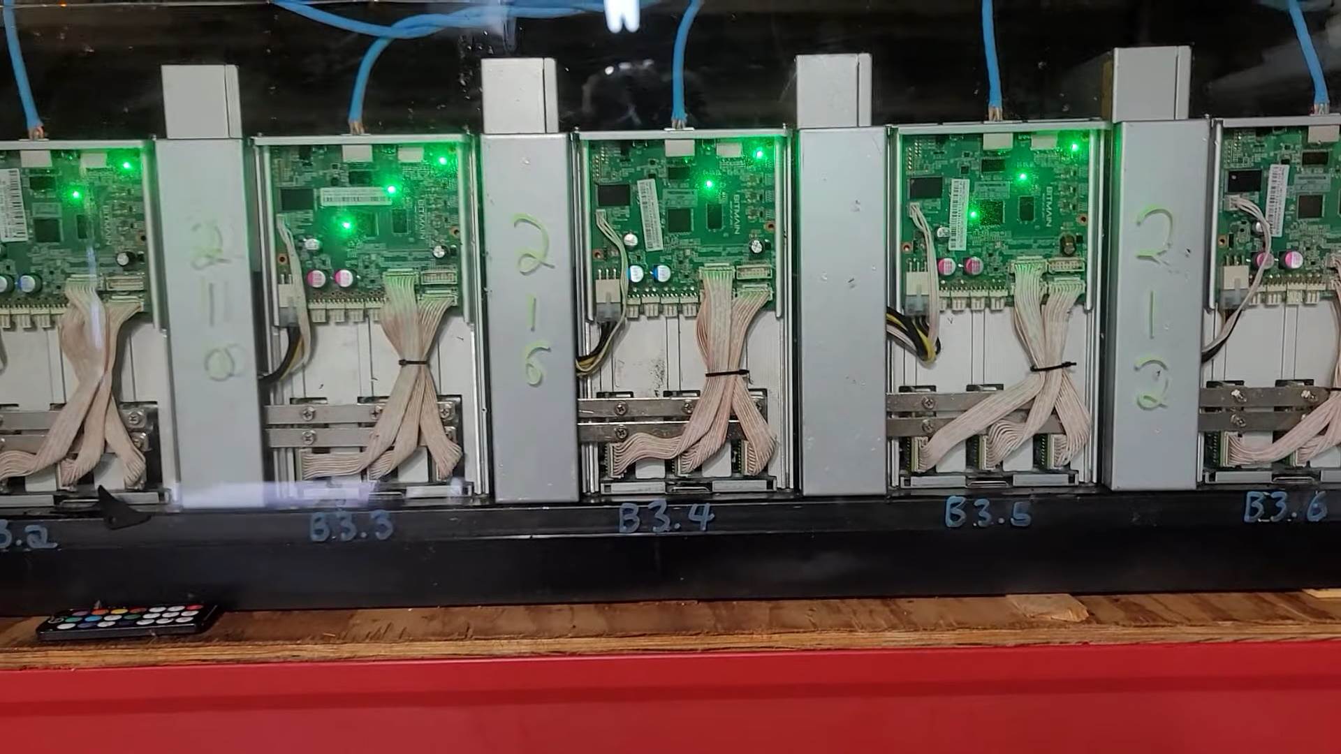 ASIC mašine u tečnosti - YouTube/Coin Heated/Printscreen   ASIC mašine u tečnosti - YouTube/Coin Heated/Printscreen