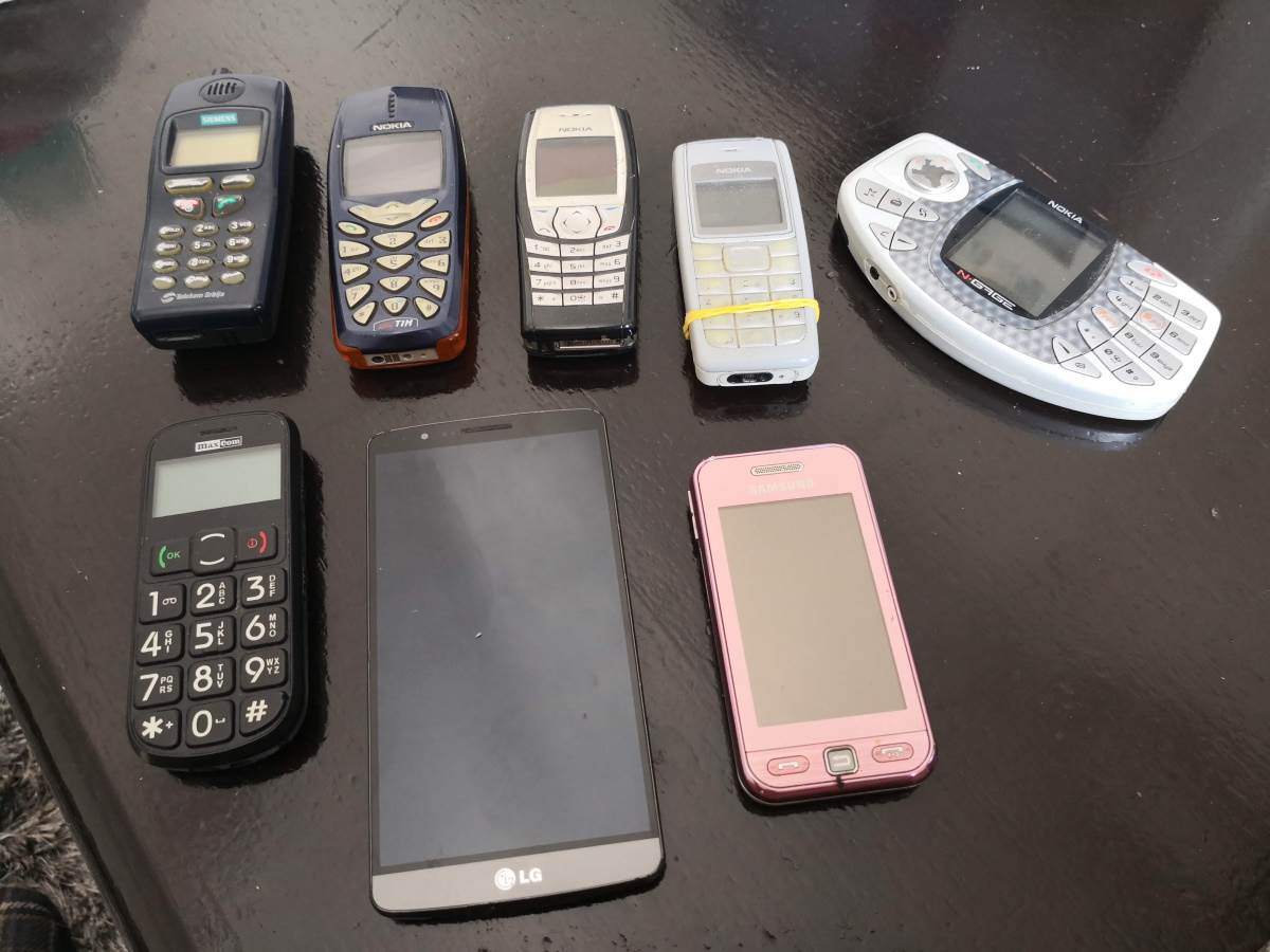 Stari telefoni na stolu Stari telefoni na stolu