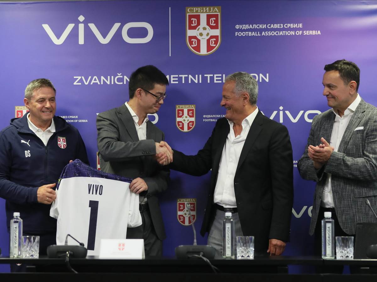  vivo izlazi na teren sa Fudbalskim savezom Srbije (4).JPG - FSS 