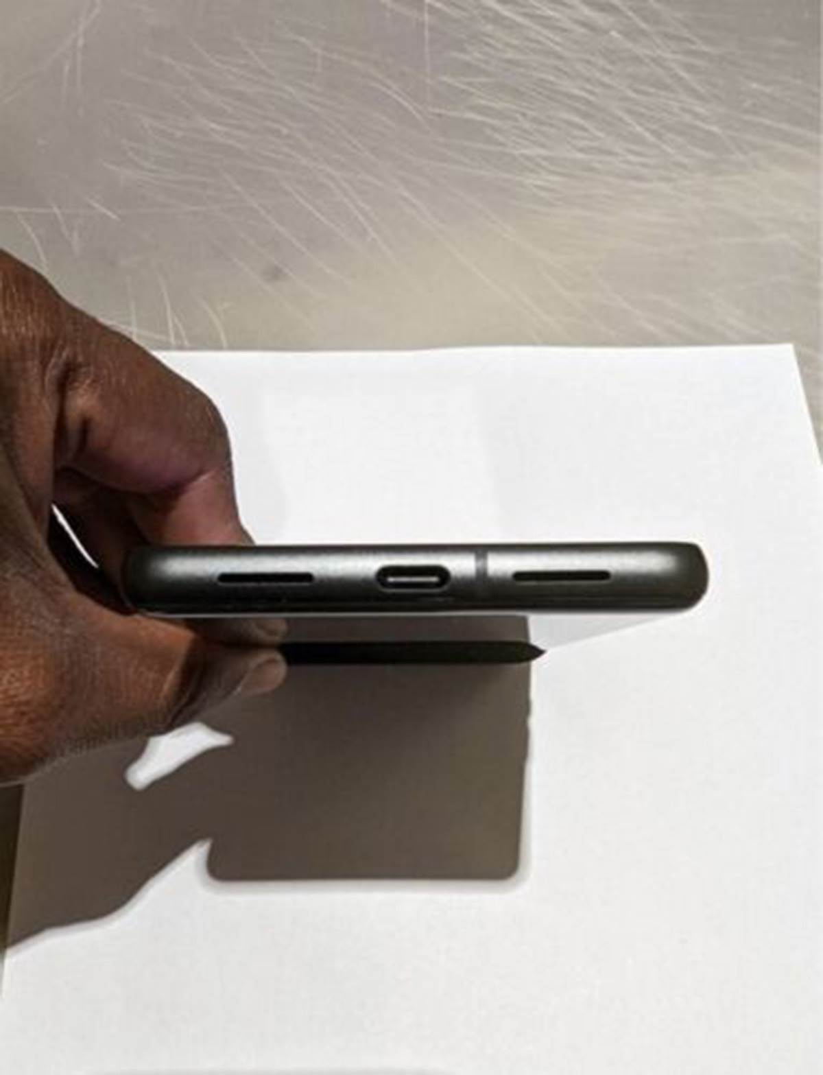 Google-Pixel-7-Bottom-eBay-Leaked-1.jpg - eBay / meetveeru   Google-Pixel-7-Bottom-eBay-Leaked-1.jpg - eBay / meetveeru