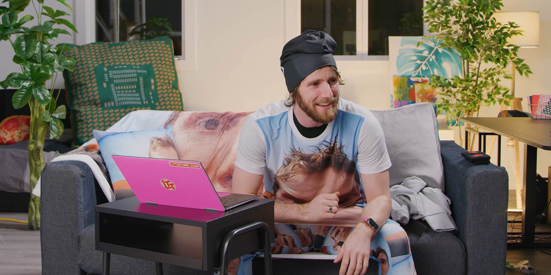  Unboxing Counterfeit LTT Merch! 12-9 screenshot.jpg 