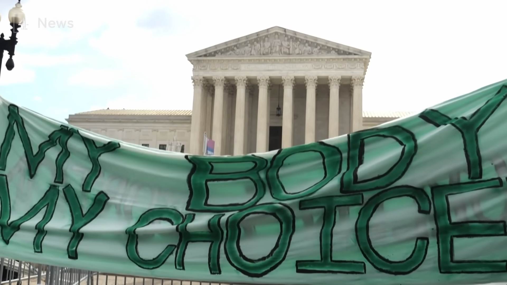  Rou protiv Vejda protest 5.jpg - YouTube / Channel 4 News / Screenshot 