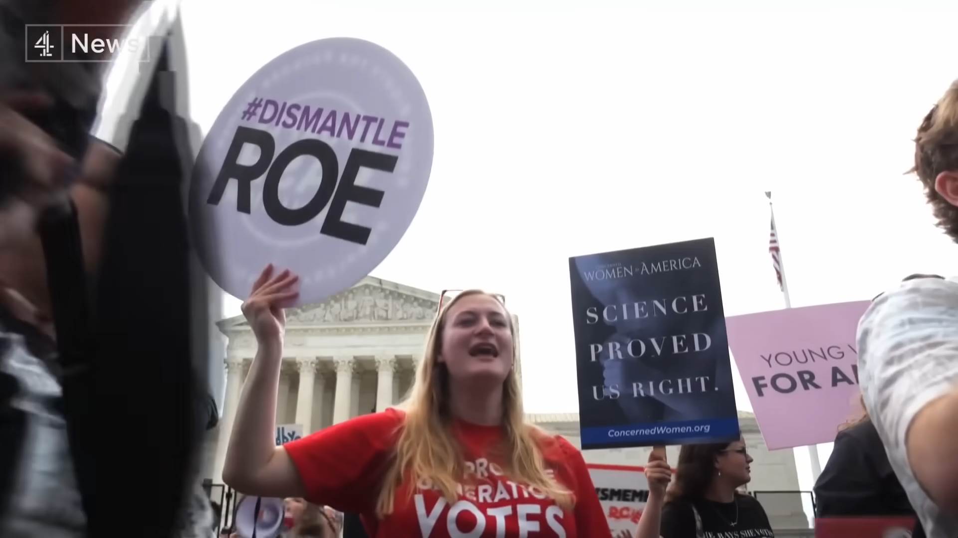  Rou protiv Vejda protest 1.png - YouTube / Channel 4 News / Screenshot 