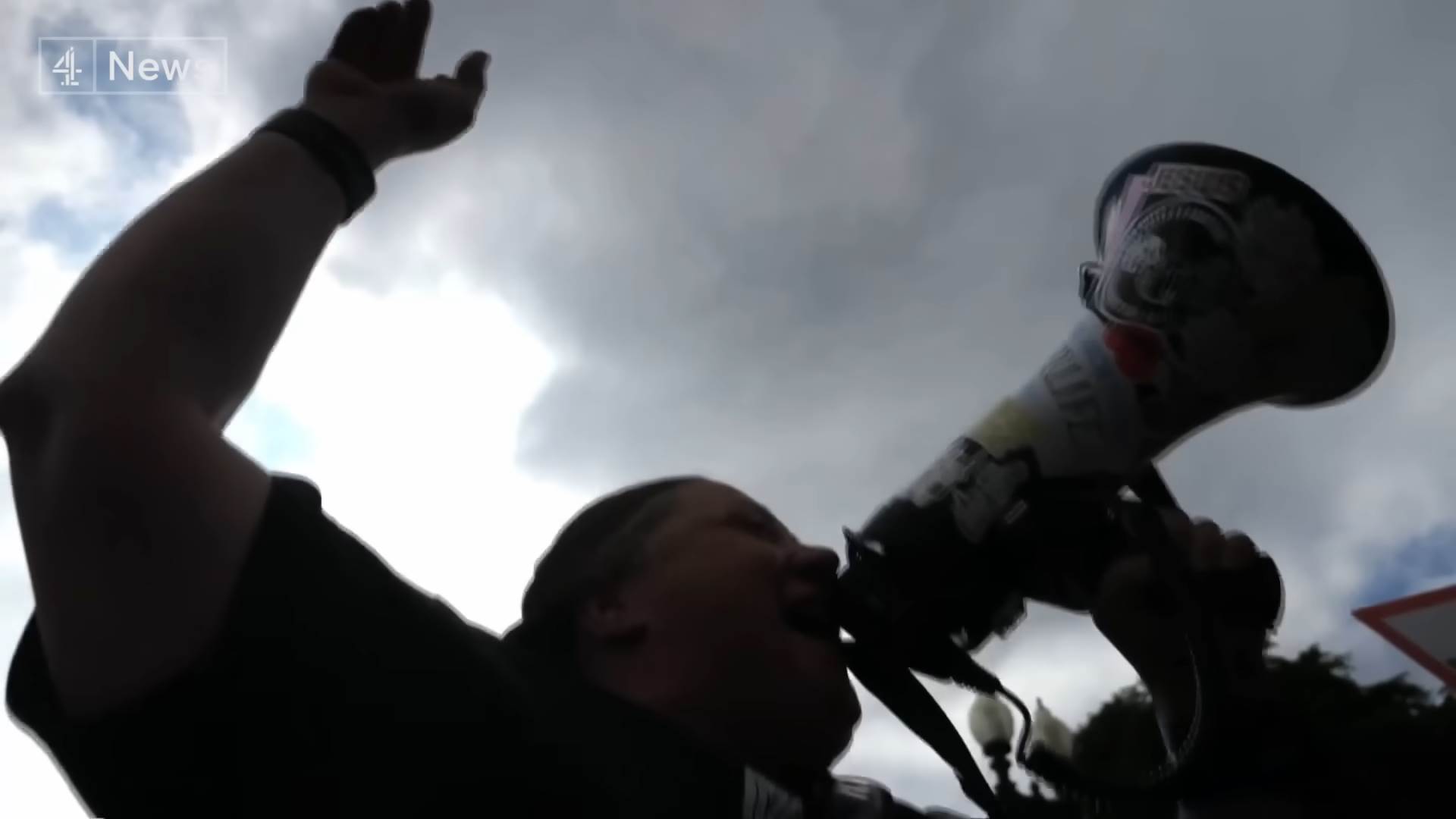 Rou protiv Vejda protest 2.png   Rou protiv Vejda protest 2.png