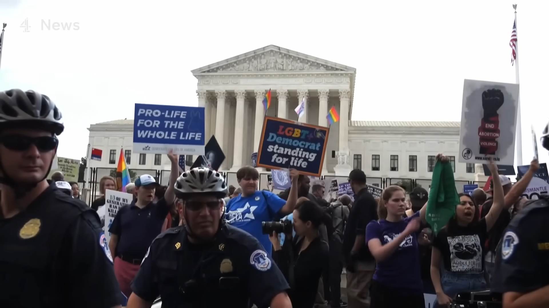  Rou protiv Vejda protest 3.png - YouTube / Channel 4 News / Screenshot 