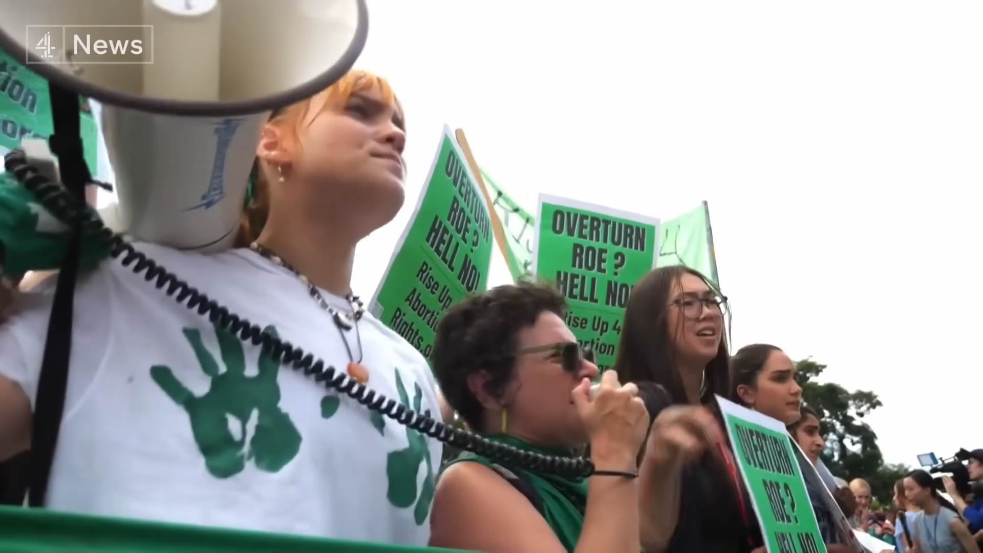  Rou protiv Vejda protest 4.png - YouTube / Channel 4 News / Screenshot 