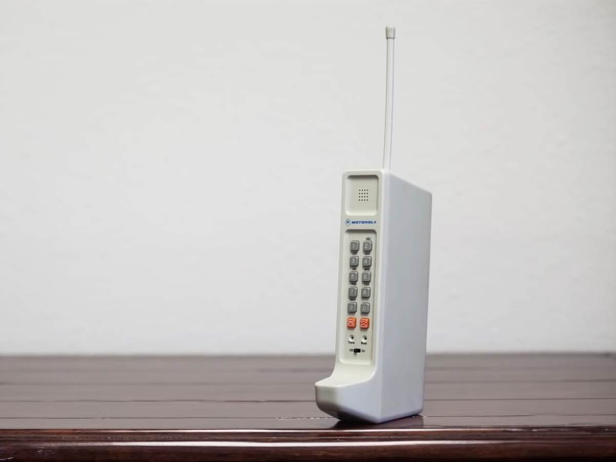  The Cell Phone _ INVENTORS _ PBS Digital Studios 0-38 screenshot.jpg - YouTube / InventorSeries / Screenshot 