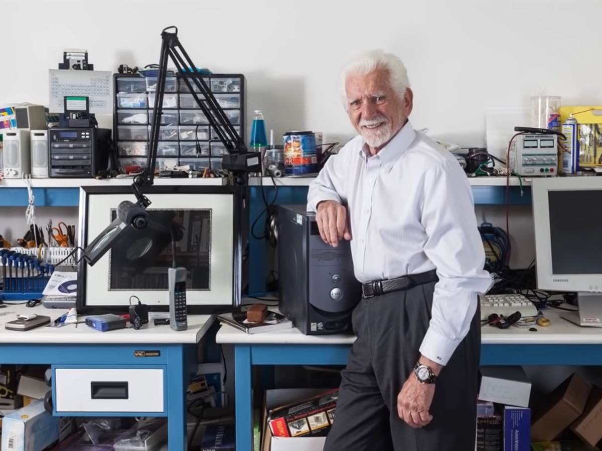  The Cell Phone _ INVENTORS _ PBS Digital Studios 1-17 screenshot.png - YouTube / InventorSeries / Screenshot 