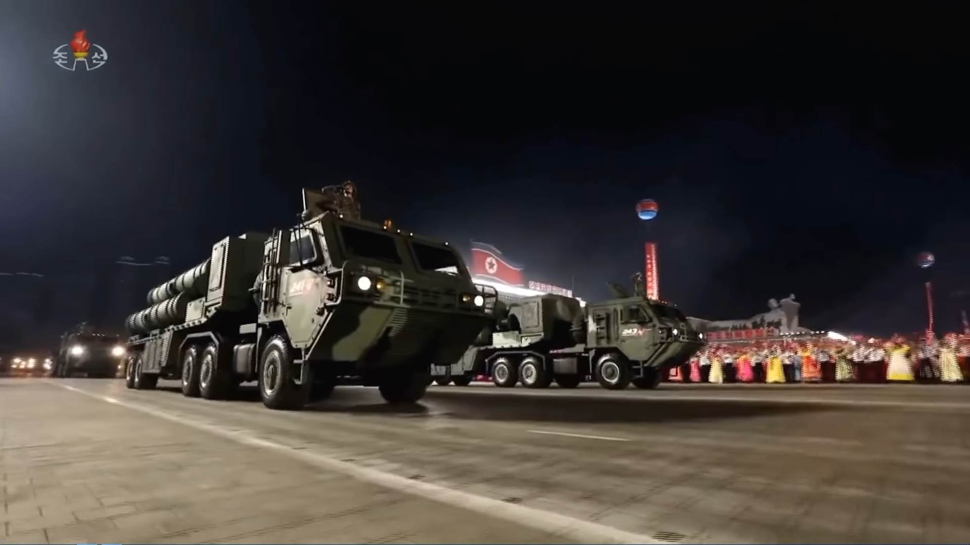  Severna Koreja parada 8.png - YouTube / Paektusan Revolutionary Army / Screenshot 