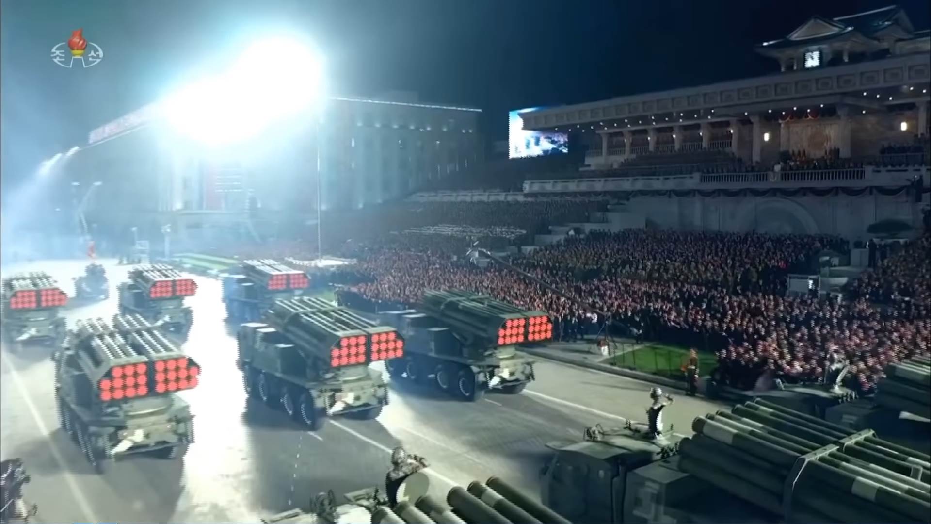  Severna Koreja parada 17.png - YouTube / Paektusan Revolutionary Army / Screenshot 
