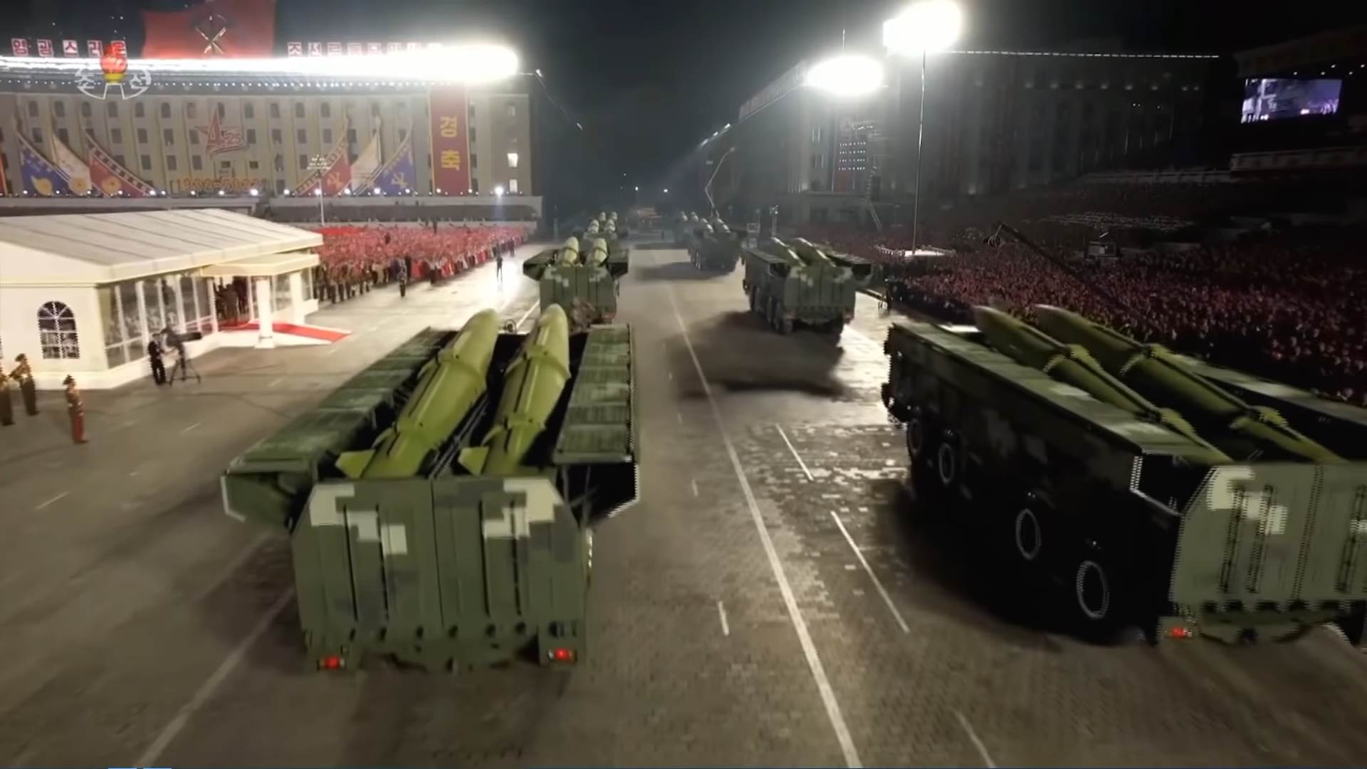  Severna Koreja parada 18.png - YouTube / Paektusan Revolutionary Army / Screenshot 