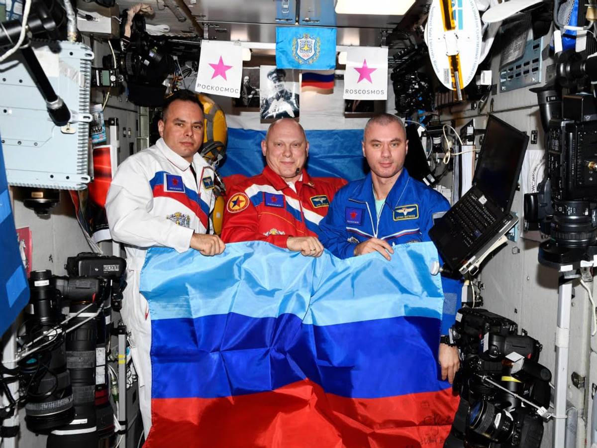  Ruski astronauti razvili zastavu Luganske Narodne Republike 
