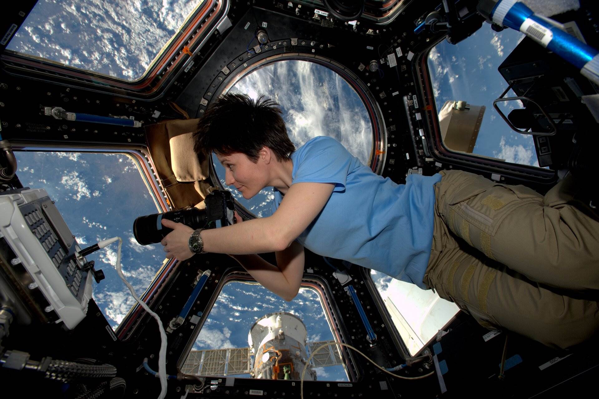  Samantha_in_Cupola_pillars.jpg - ESA/NASA-S.Cristoforetti; CC BY-NC-SA 2.0 