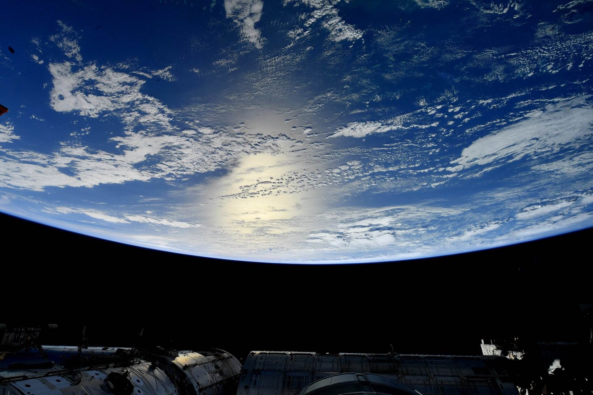  Earth_s_oceans_pillars.jpg - ESA/NASA-S.Cristoforetti; CC BY-NC-SA 2.0 