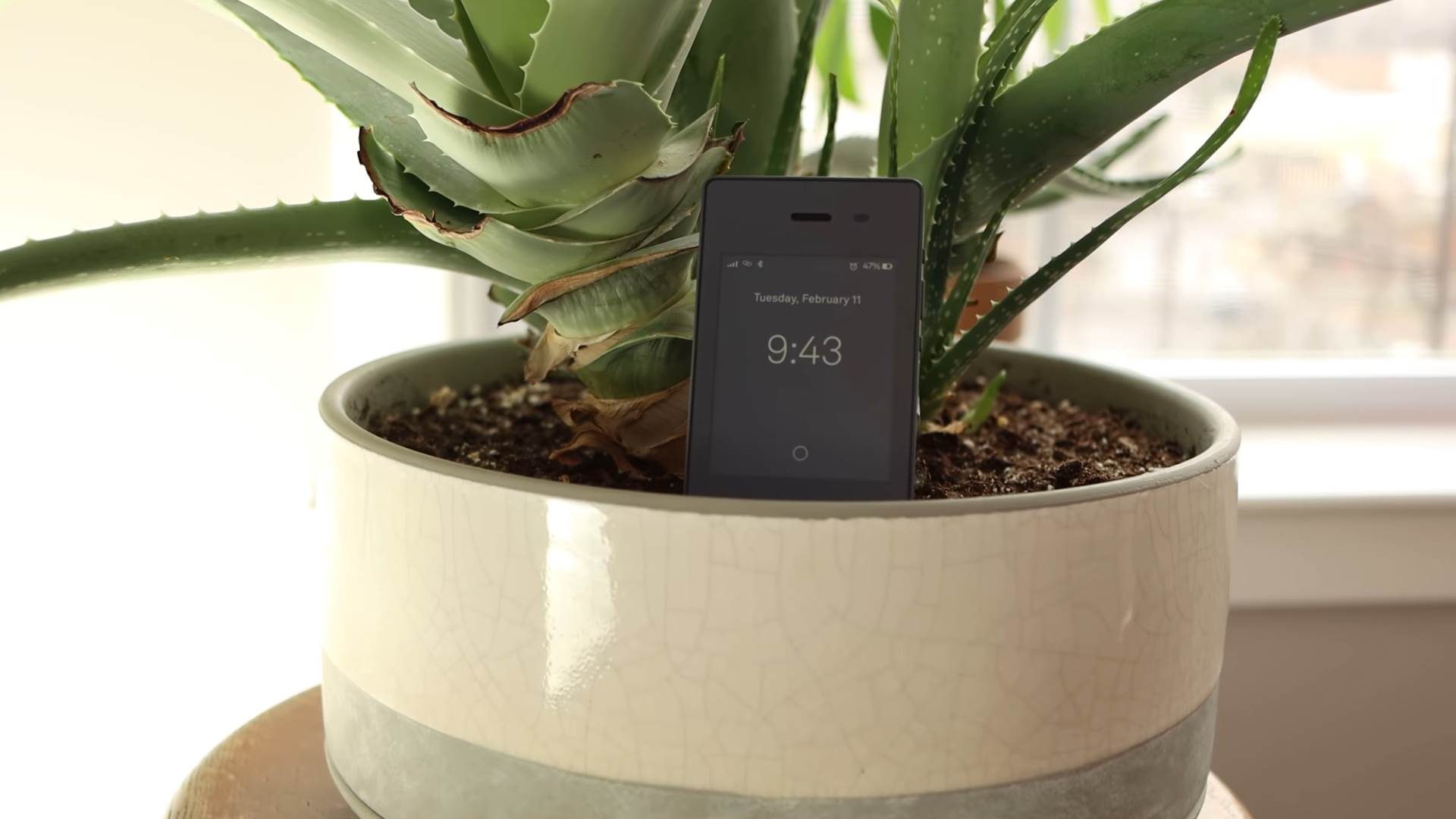  LIGHT PHONE 2 - A Minimal Phone for Digital Detox 2-45 screenshot.jpg - YouTube / Mike O'Brien / Screenshot 