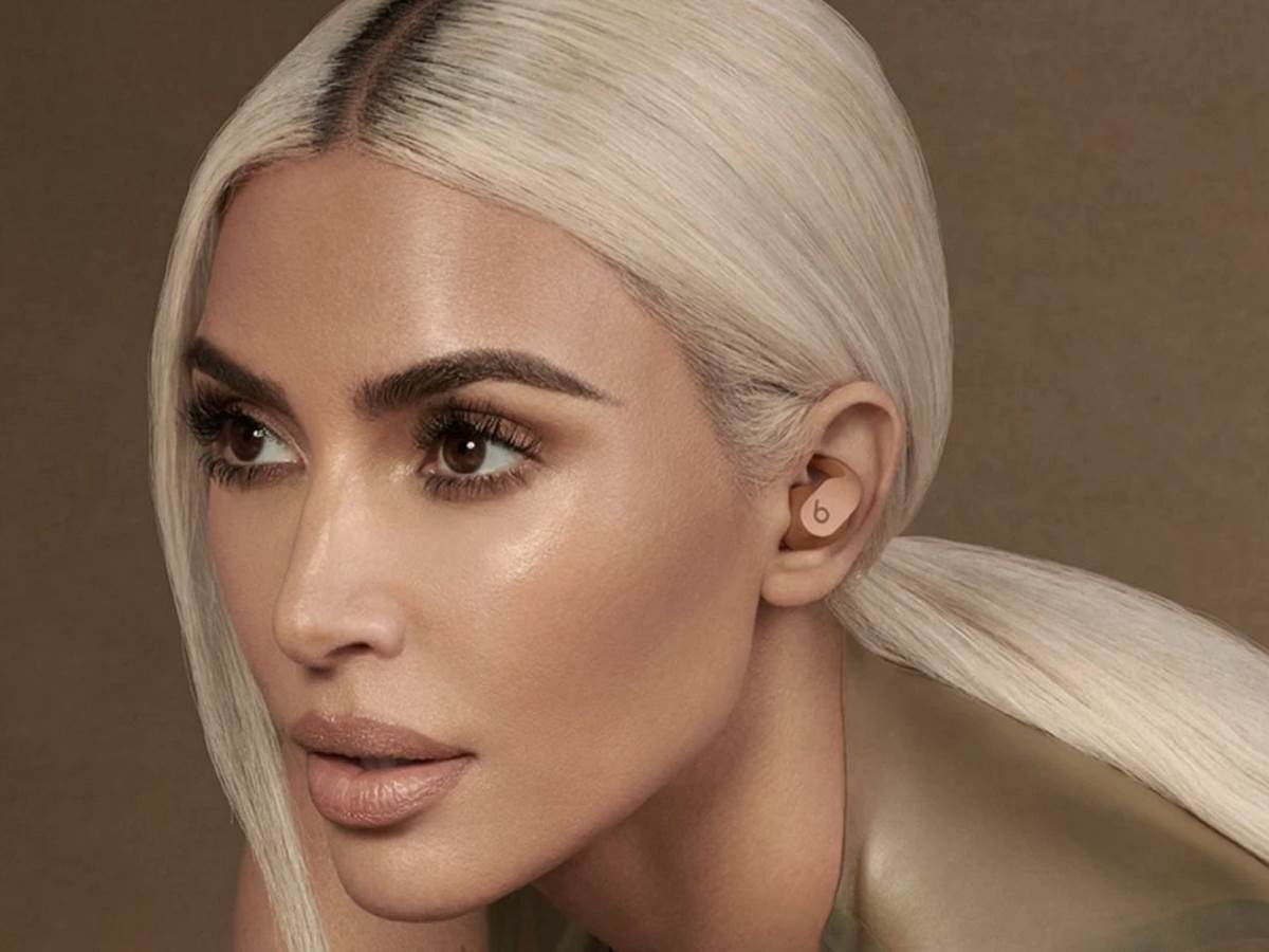 Kim Kardašijan Beats Fit Pro slike 2.jpg - Apple   Kim Kardašijan Beats Fit Pro slike 2.jpg - Apple