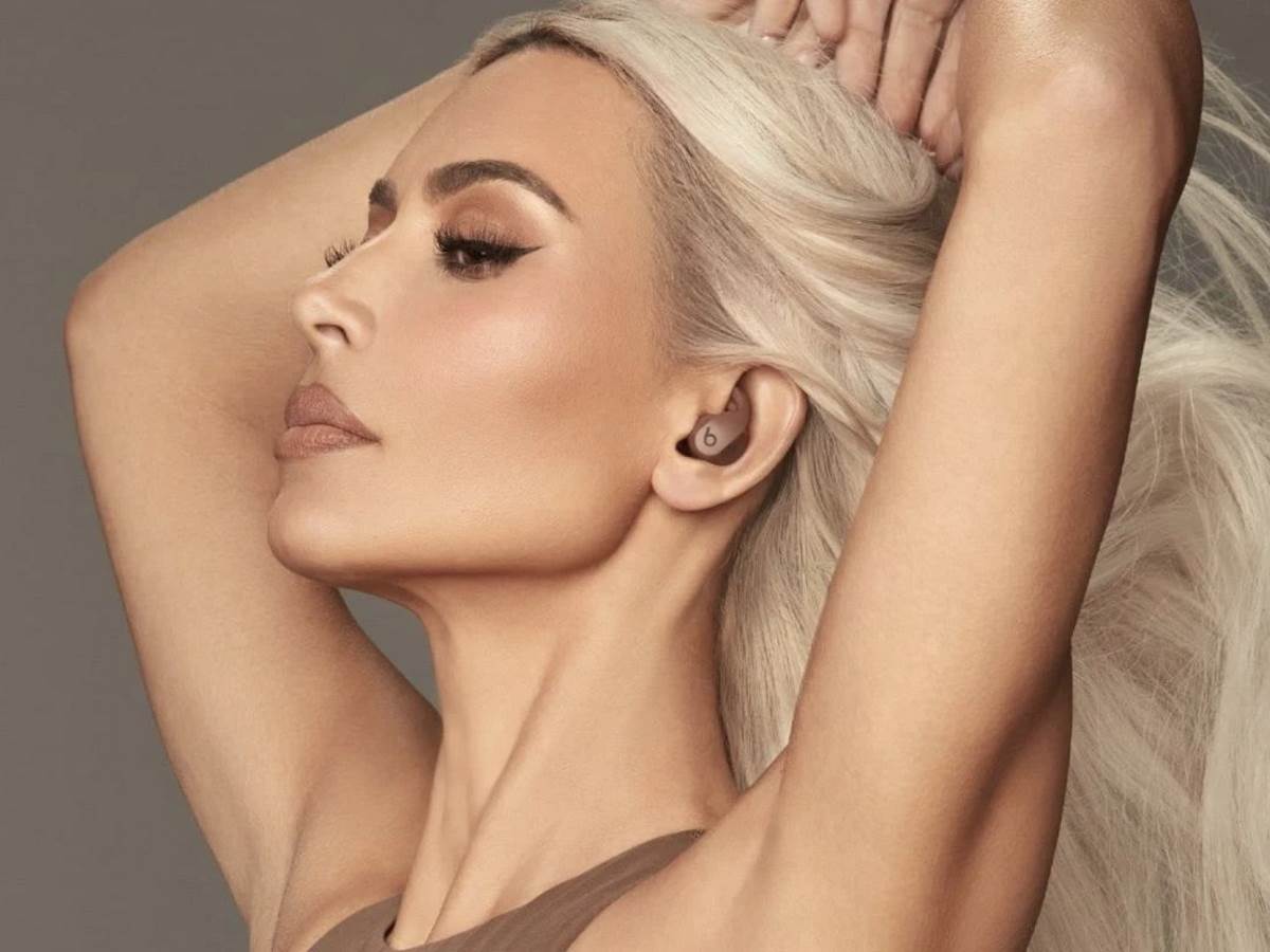 Kim Kardašijan Beats Fit Pro slike 3.jpg   Kim Kardašijan Beats Fit Pro slike 3.jpg