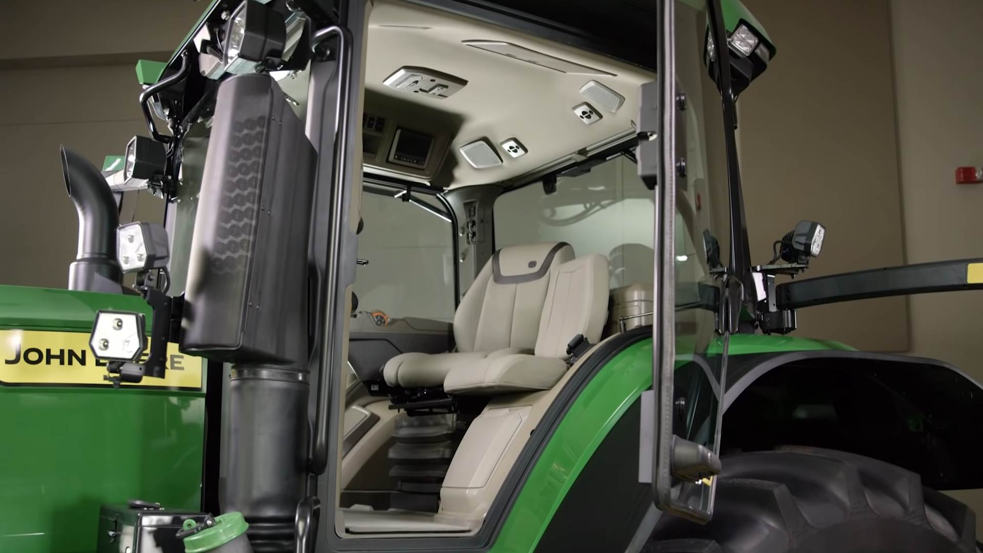 7R Tractors Walkaround _ John Deere 1-26 screenshot.png   7R Tractors Walkaround _ John Deere 1-26 screenshot.png
