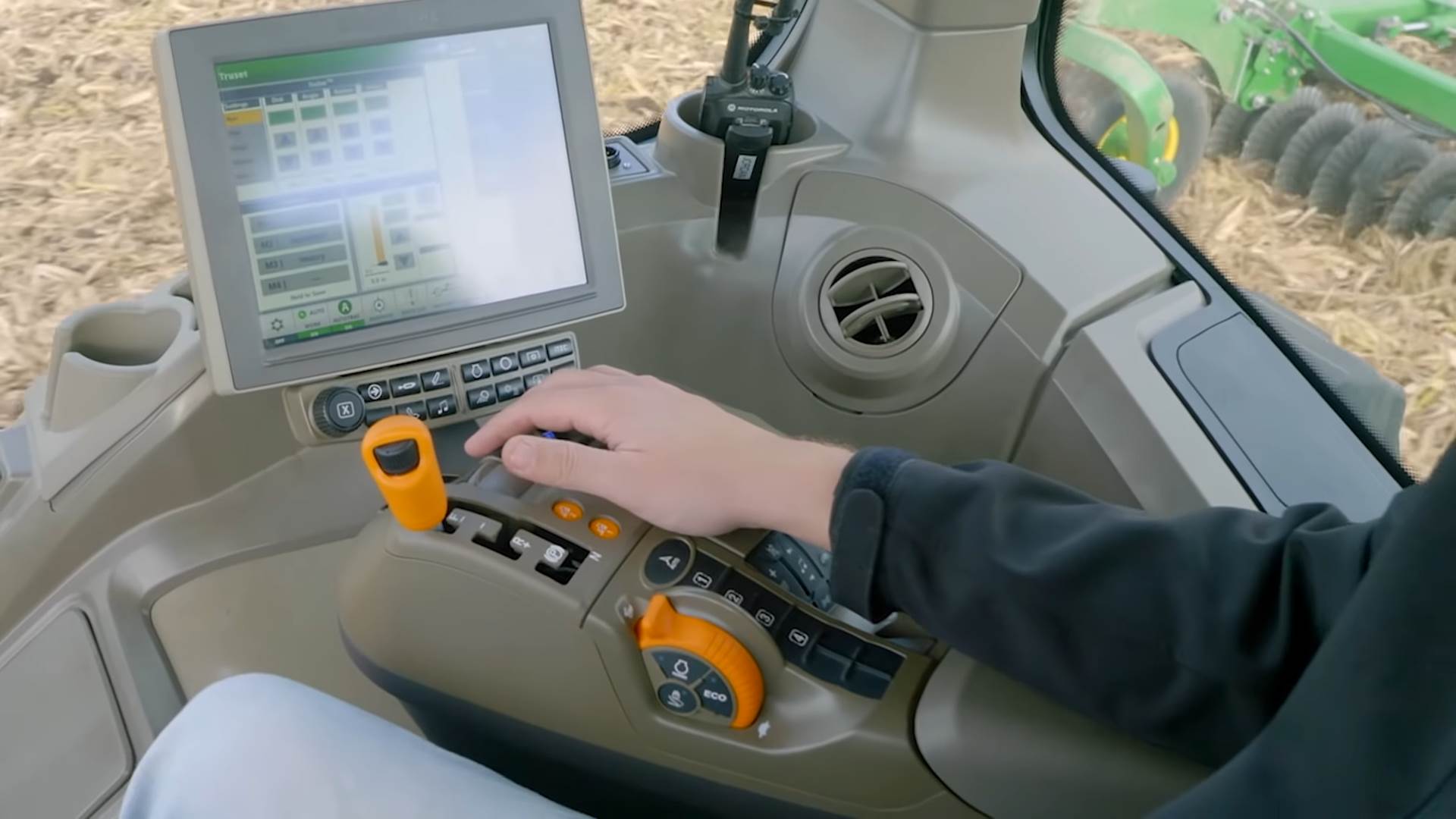  7R Tractors Walkaround _ John Deere 5-39 screenshot.png - YouTube / John Deere / Screenshot 