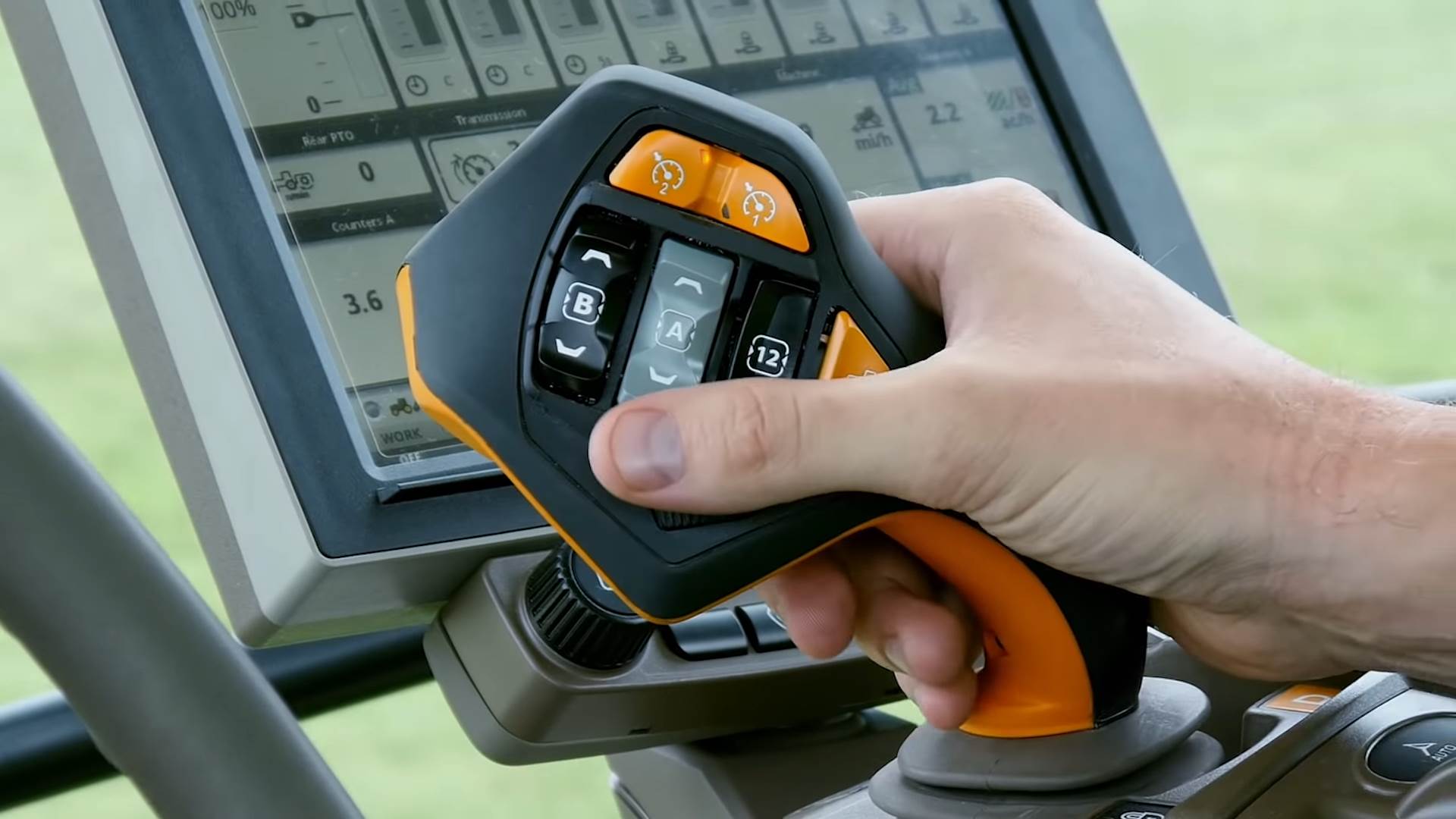  7R Tractors Walkaround _ John Deere 6-4 screenshot.png - YouTube / John Deere / Screenshot 