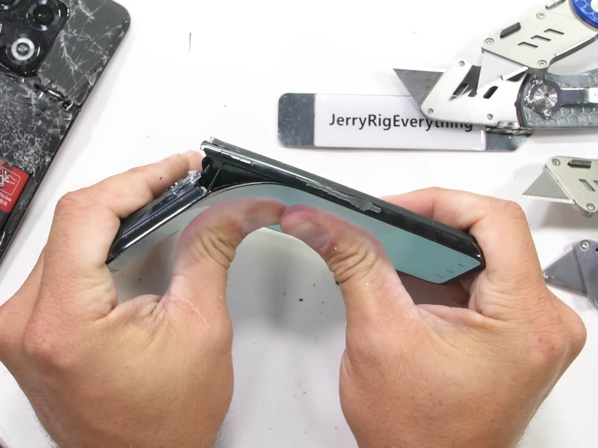 OnePlus 10T pukao na testu izdržljivosti 5.jpg - YouTube / JerryRigEverything   OnePlus 10T pukao na testu izdržljivosti 5.jpg - YouTube / JerryRigEverything