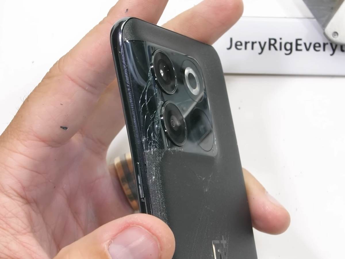 OnePlus 10T pukao na testu izdržljivosti 4.jpg - YouTube / JerryRigEverything   OnePlus 10T pukao na testu izdržljivosti 4.jpg - YouTube / JerryRigEverything