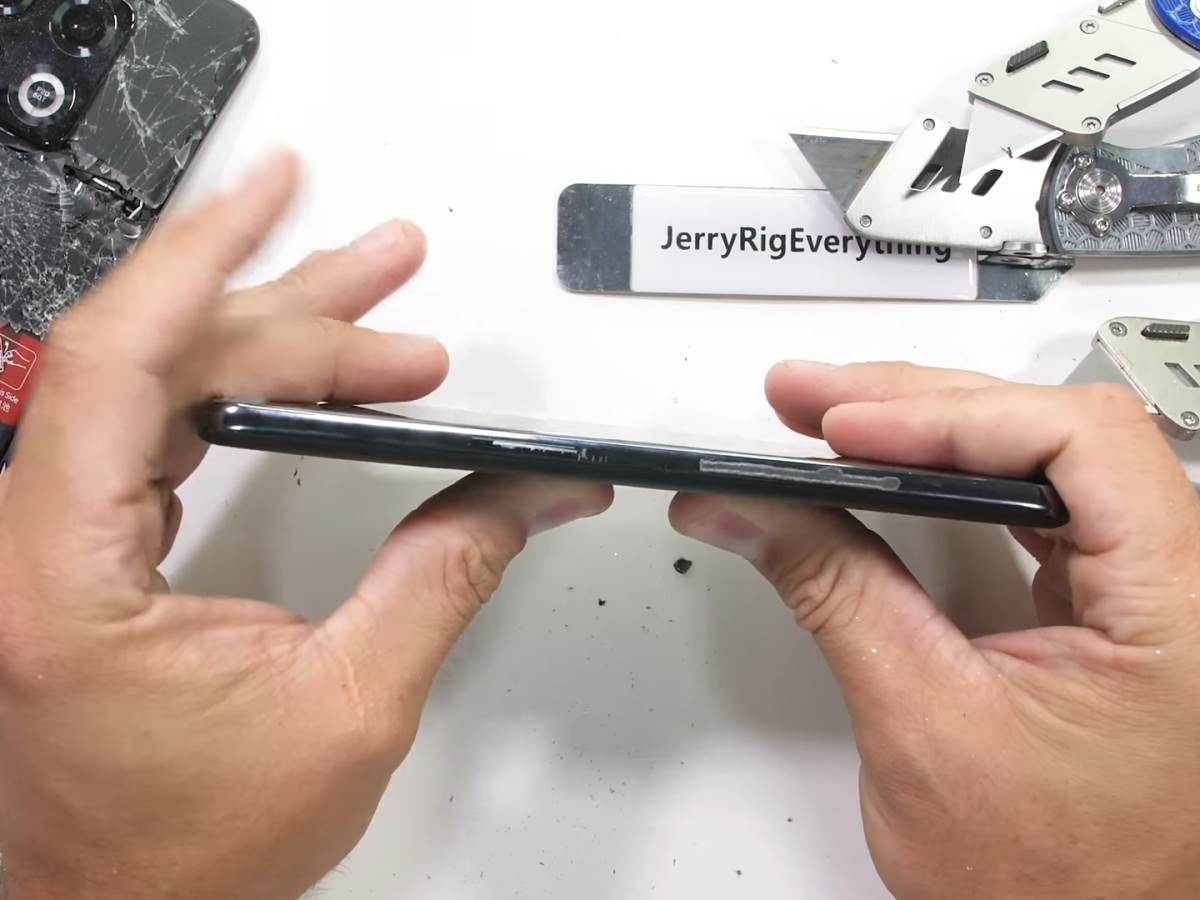  OnePlus 10T pukao na testu izdržljivosti 2.jpg - YouTube / JerryRigEverything 