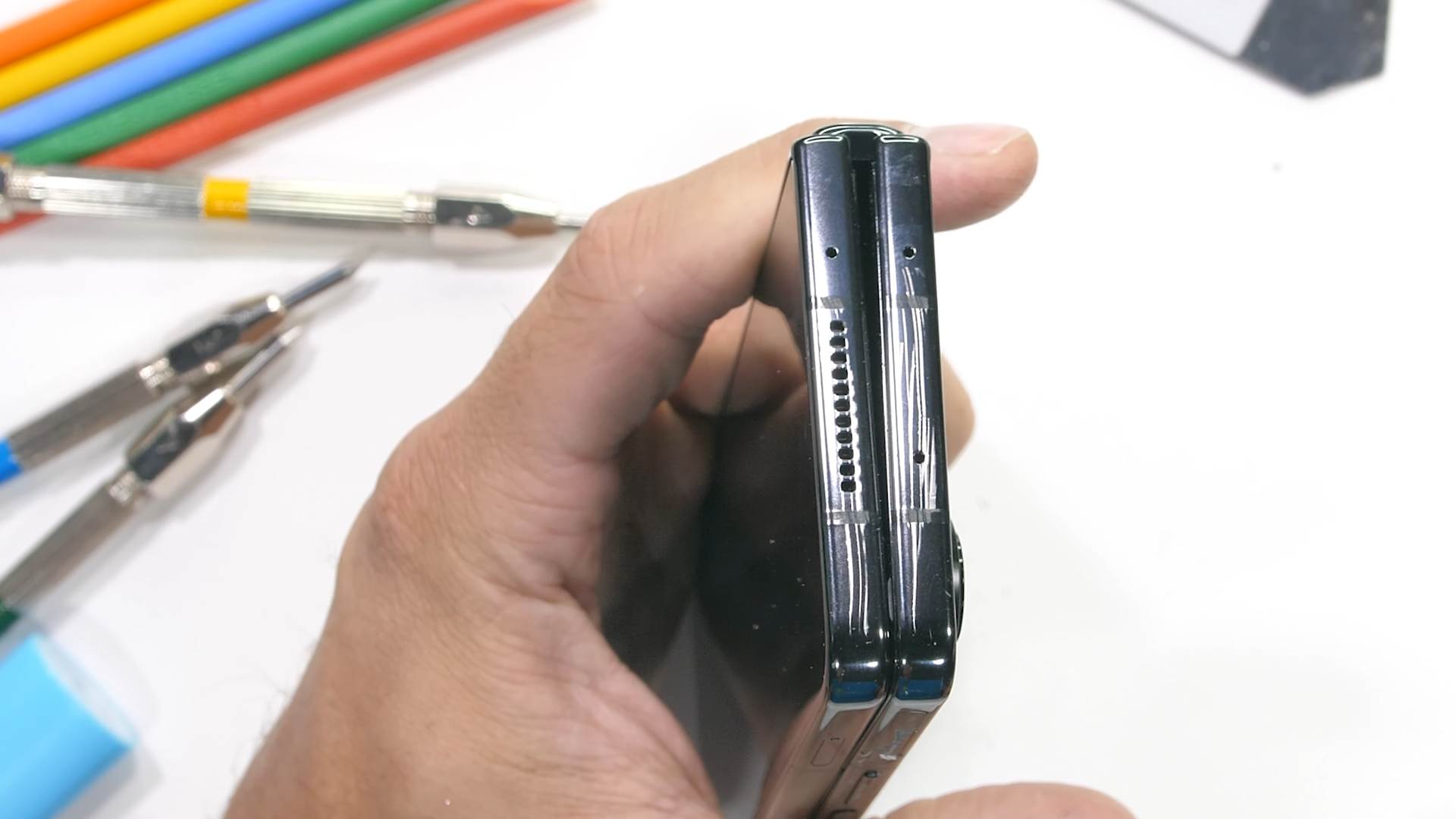  Samsung Z Fold 4 Durability Test! - Samsung says its 'Unbreakable'_! 3-41 screenshot.png - YouTube / JerryRigEverything 