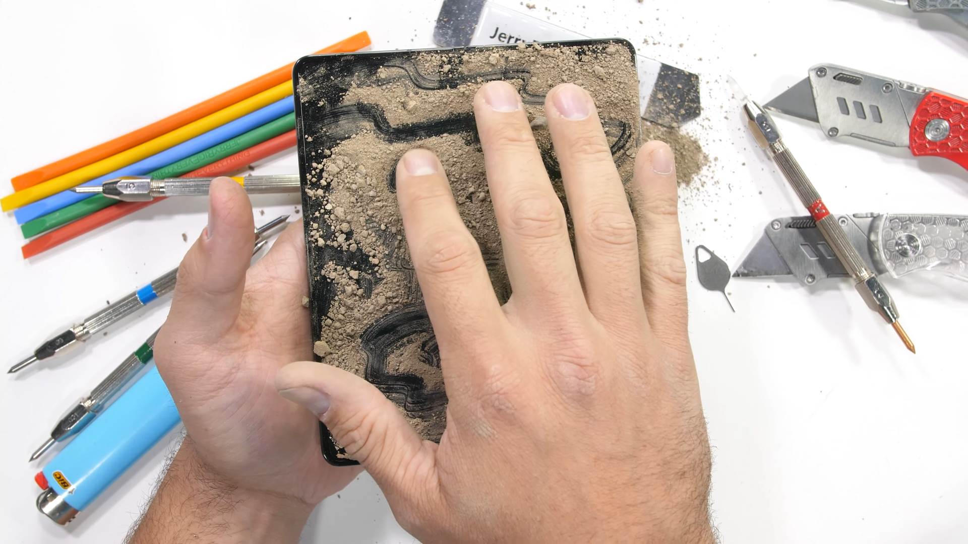  Samsung Z Fold 4 Durability Test! - Samsung says its 'Unbreakable'_! 5-46 screenshot.png - YouTube / JerryRigEverything 