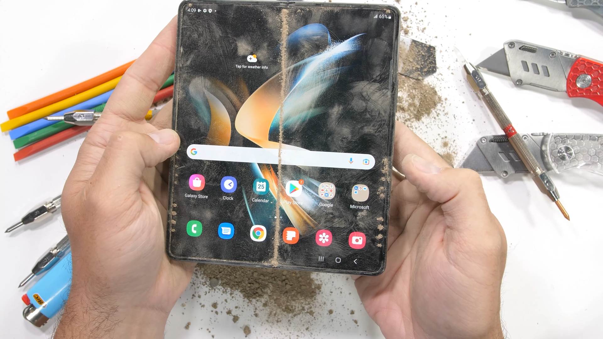  Samsung Z Fold 4 Durability Test! - Samsung says its 'Unbreakable'_! 6-5 screenshot.png - YouTube / JerryRigEverything 